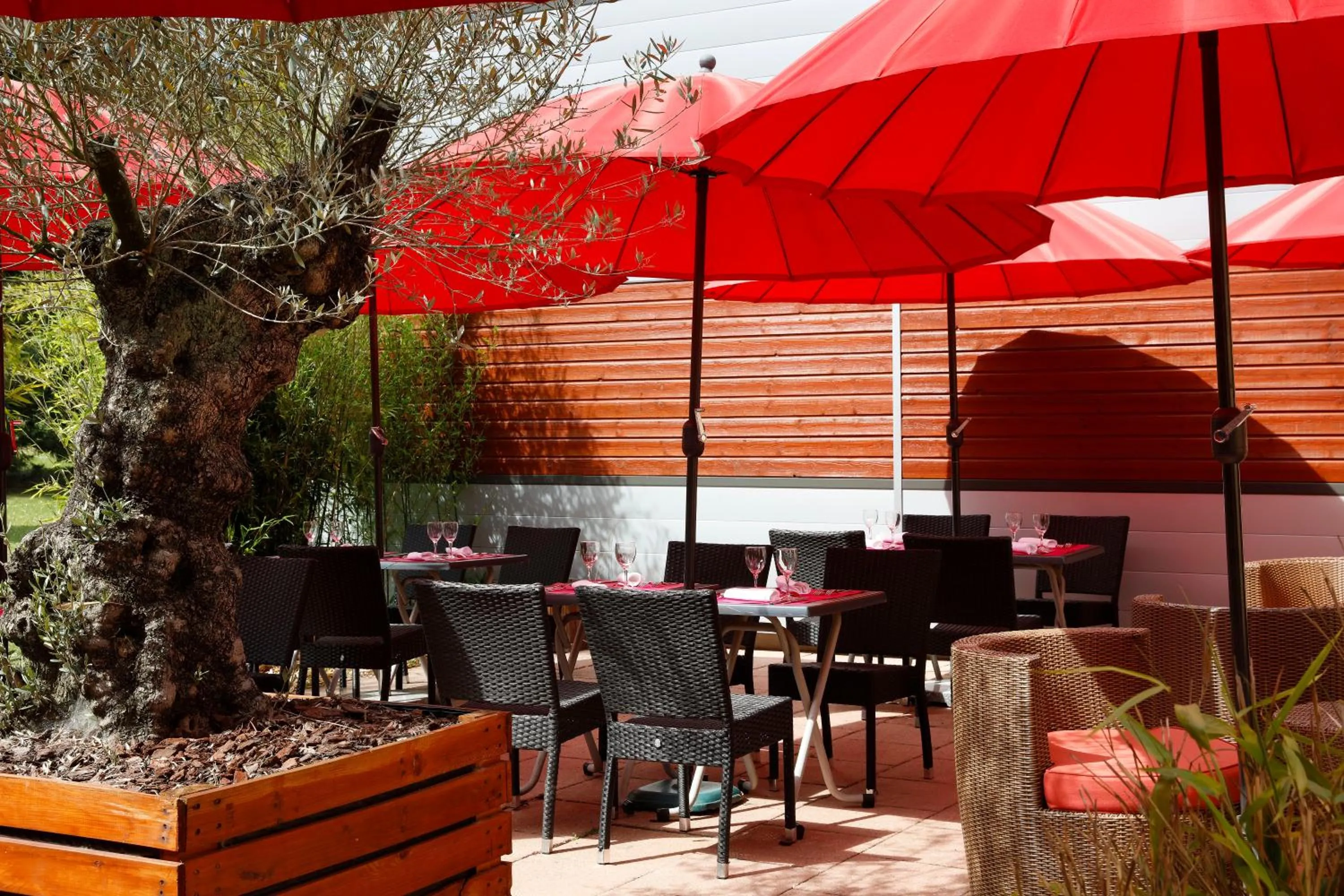 Patio in Hôtel Restaurant Le Colibri