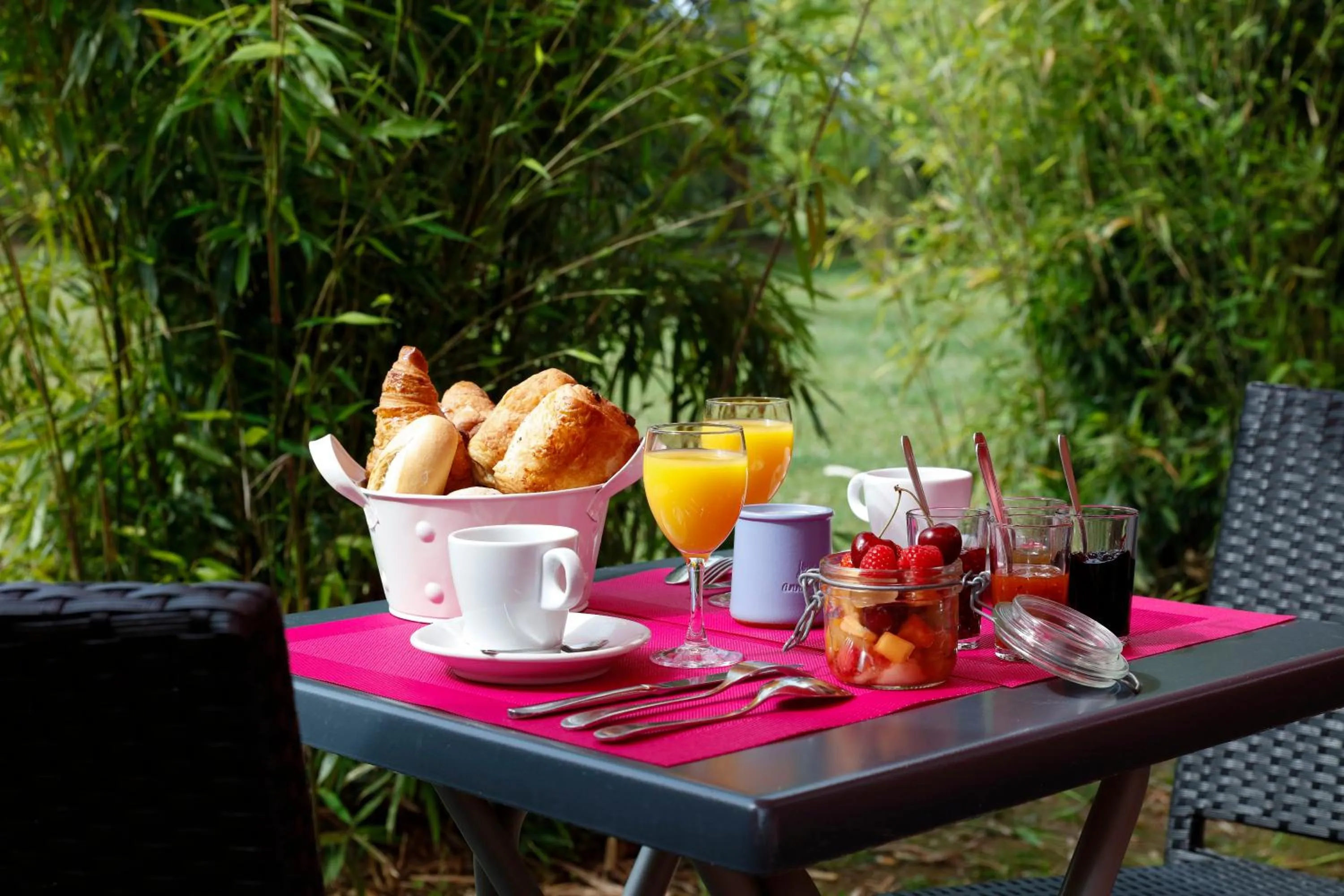 Breakfast in Hôtel Restaurant Le Colibri