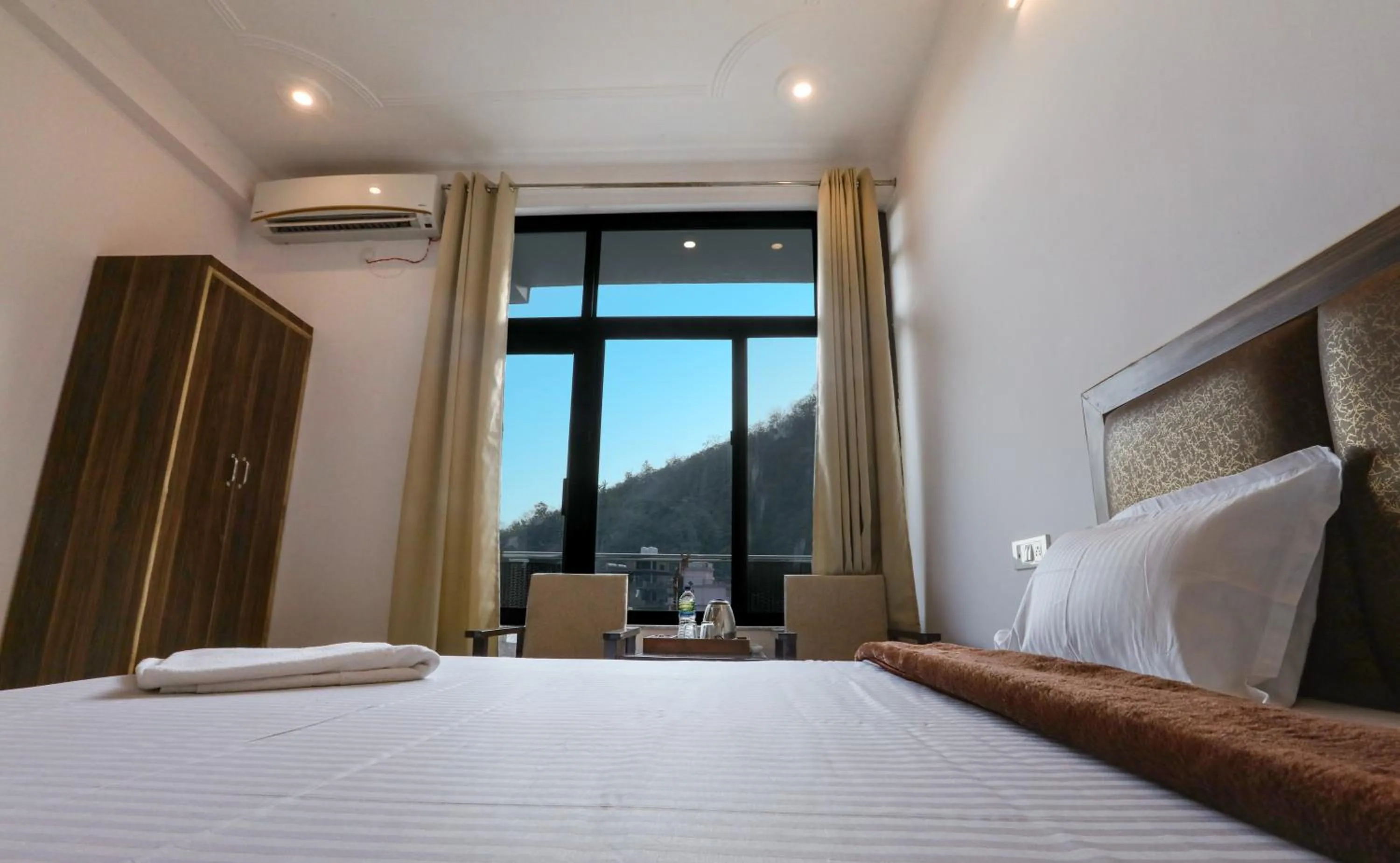 Bed in Hotel Tapovan Cottage