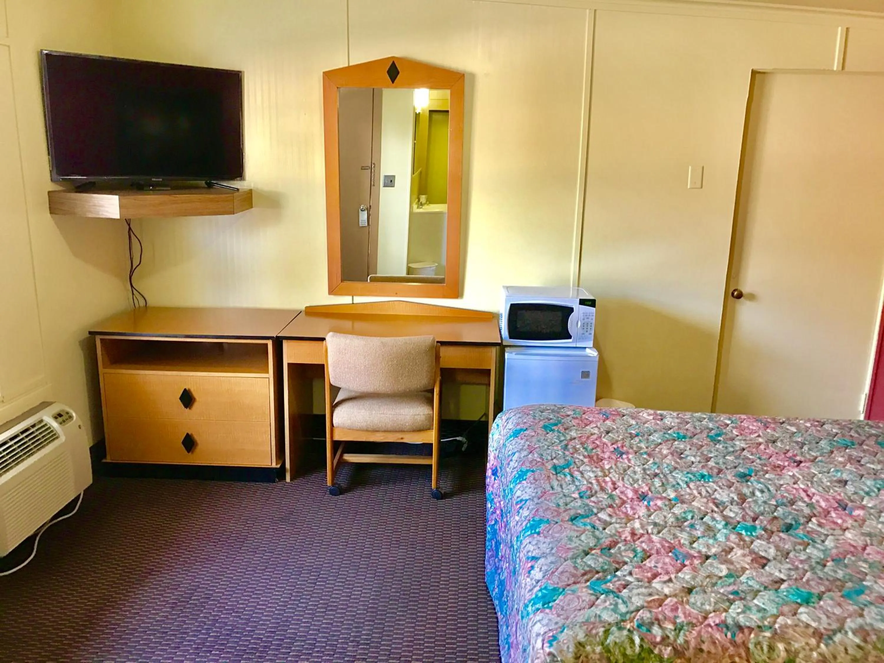 Bed in Travelers Inn Motel