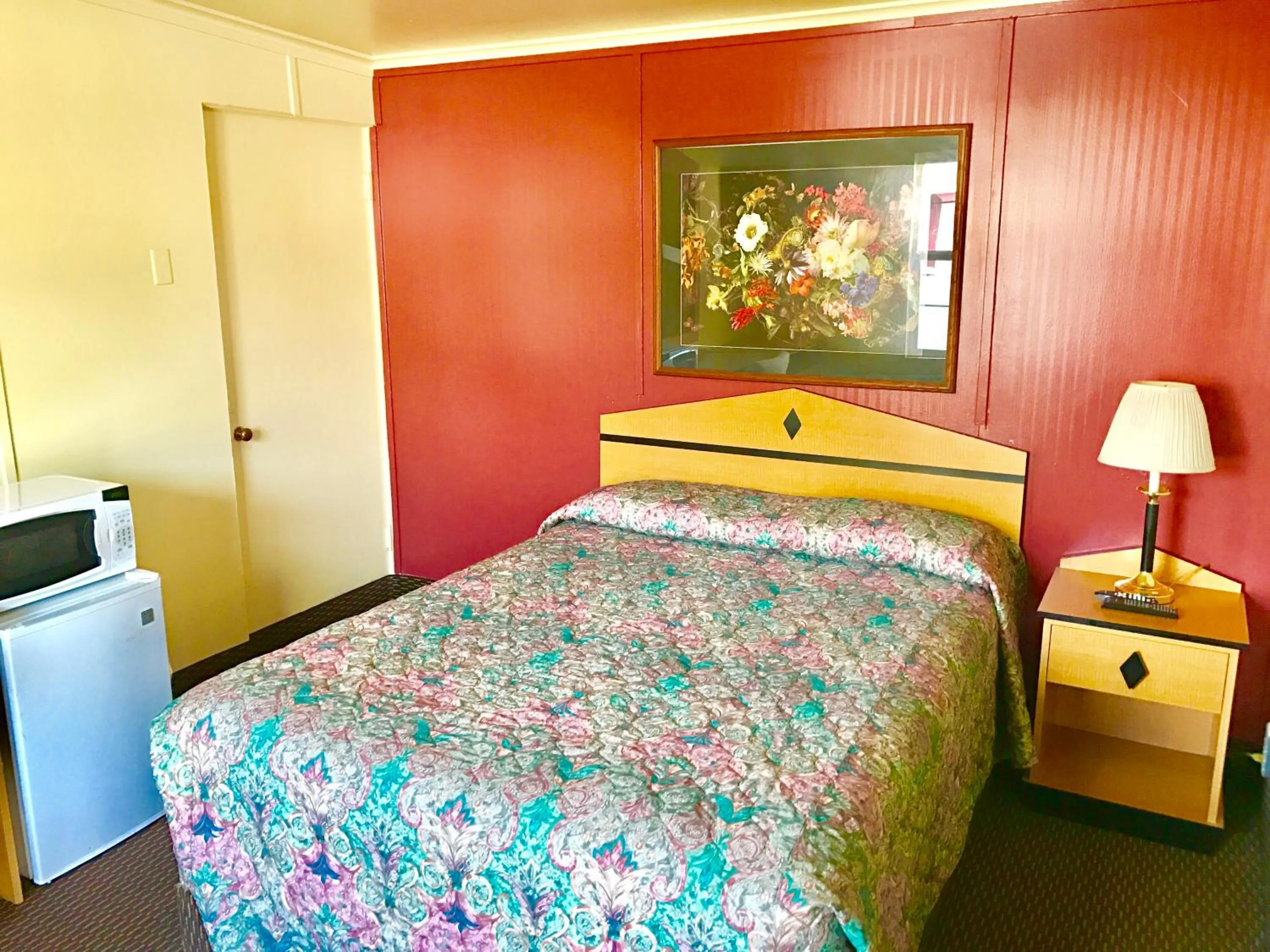 Bed in Travelers Inn Motel