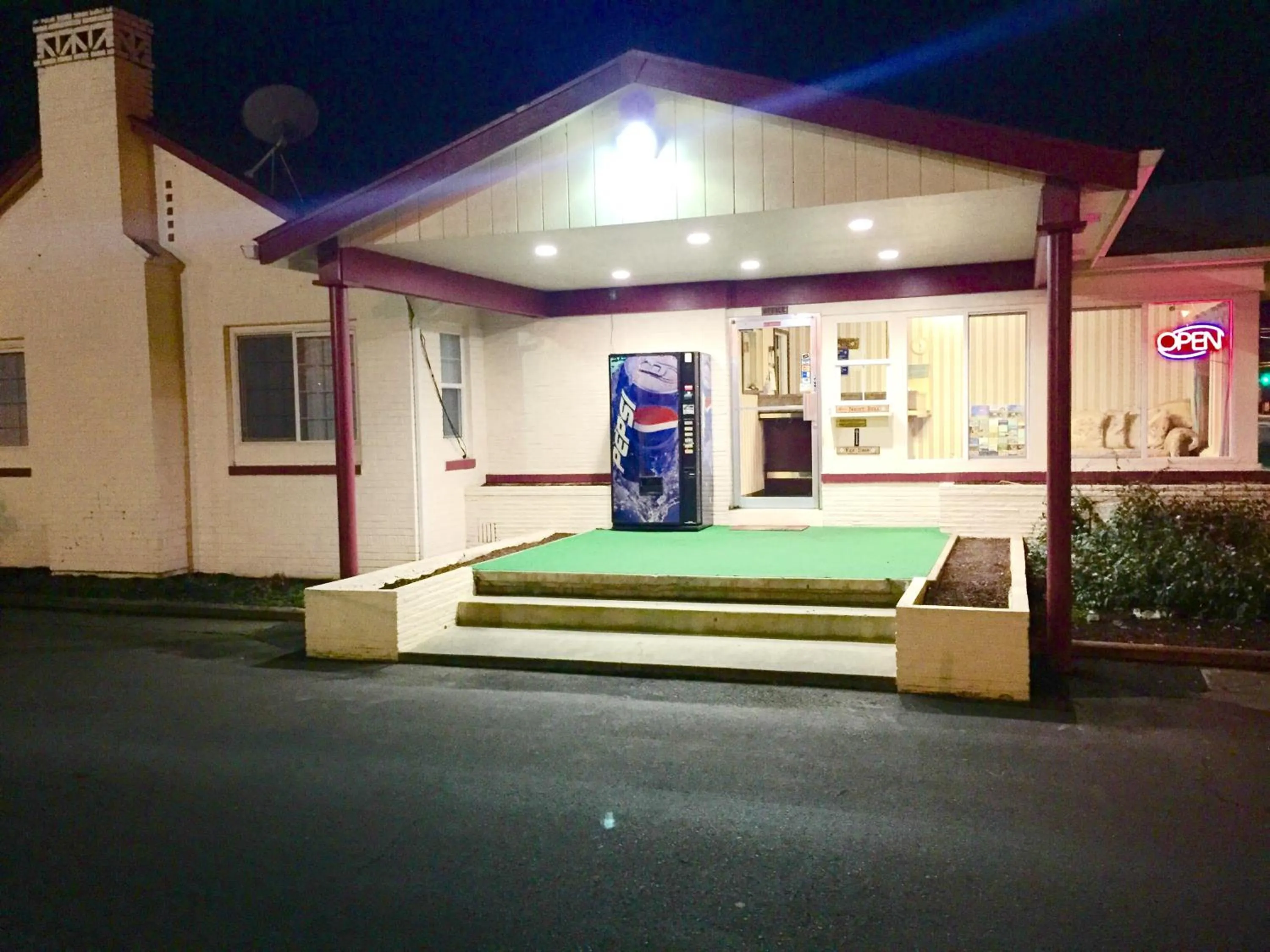 Facade/entrance in Travelers Inn Motel