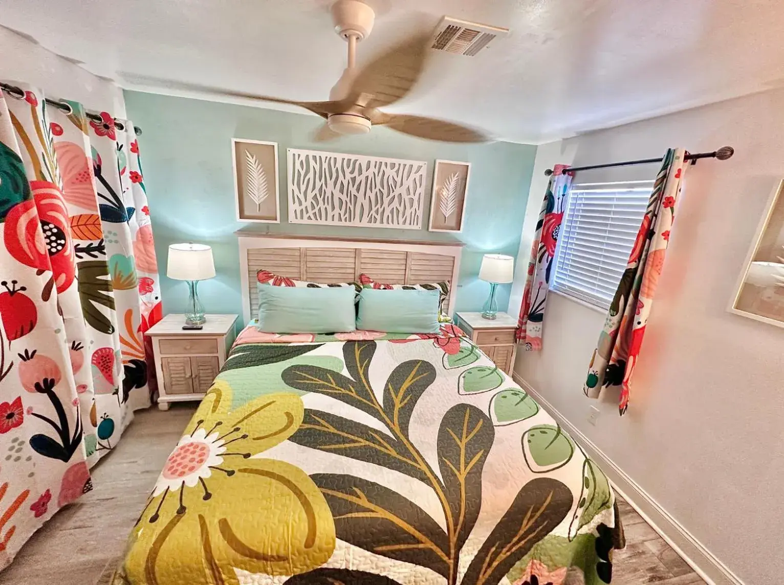 Bed in Malibu Resort Motel Bed in Malibu Resort Motel