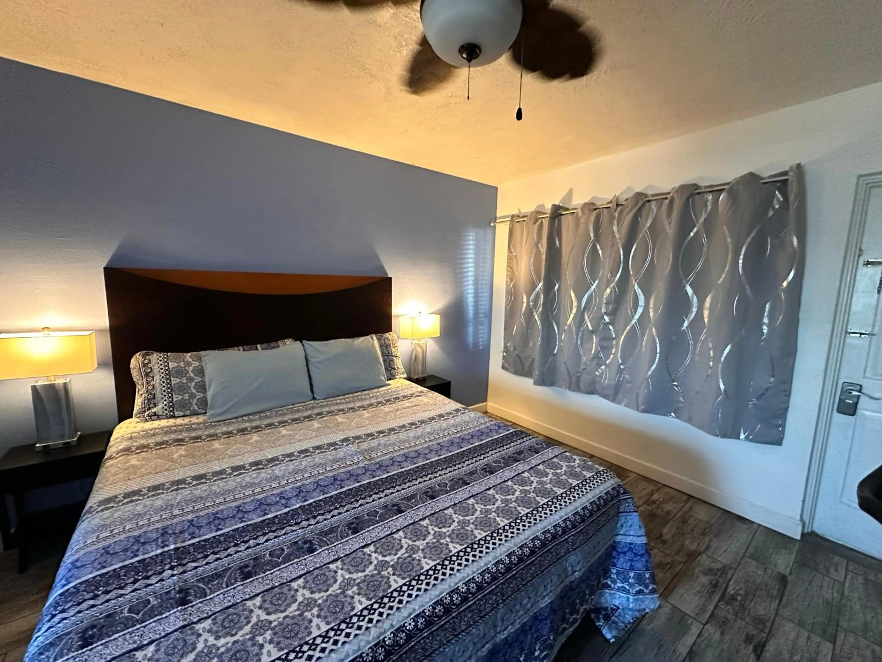 Bed in Malibu Resort Motel