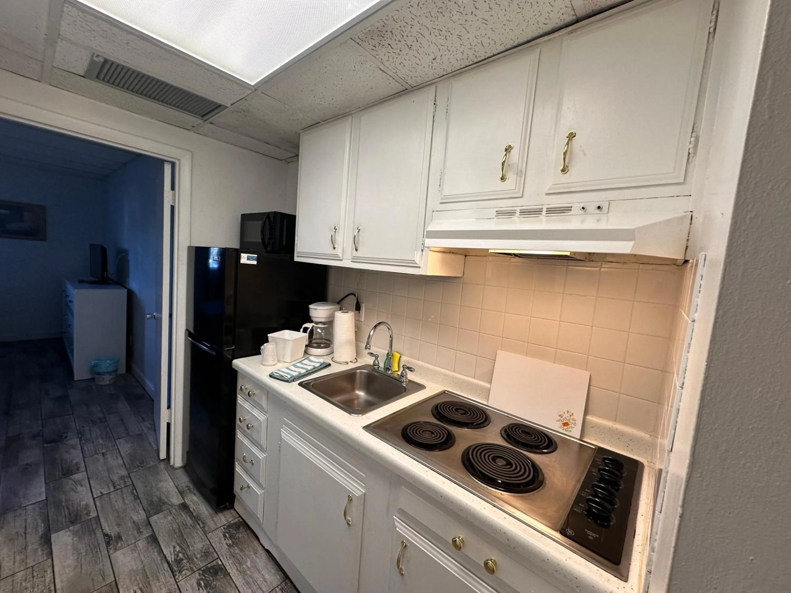 kitchen in Malibu Resort Motel