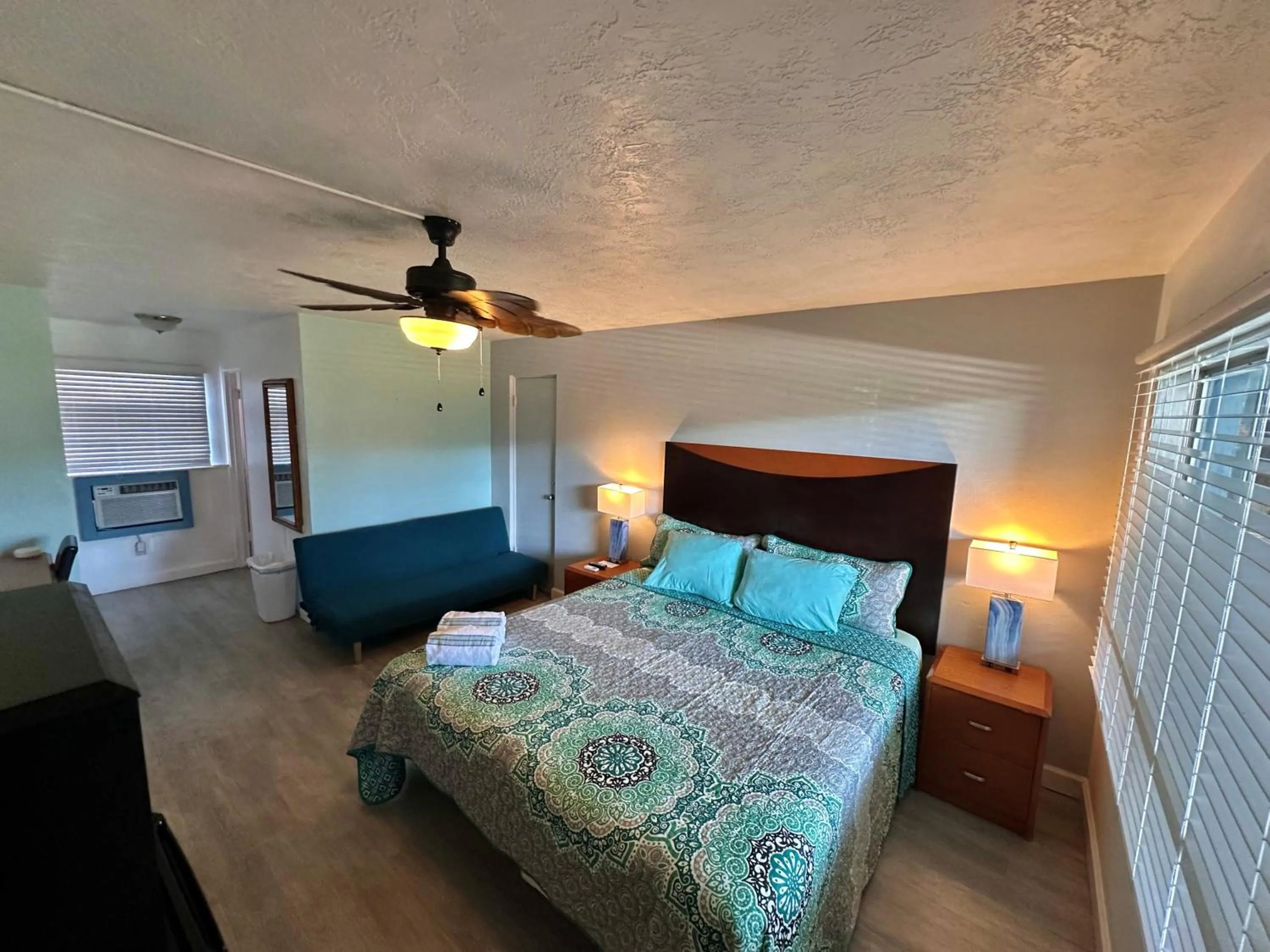 Bed in Malibu Resort Motel