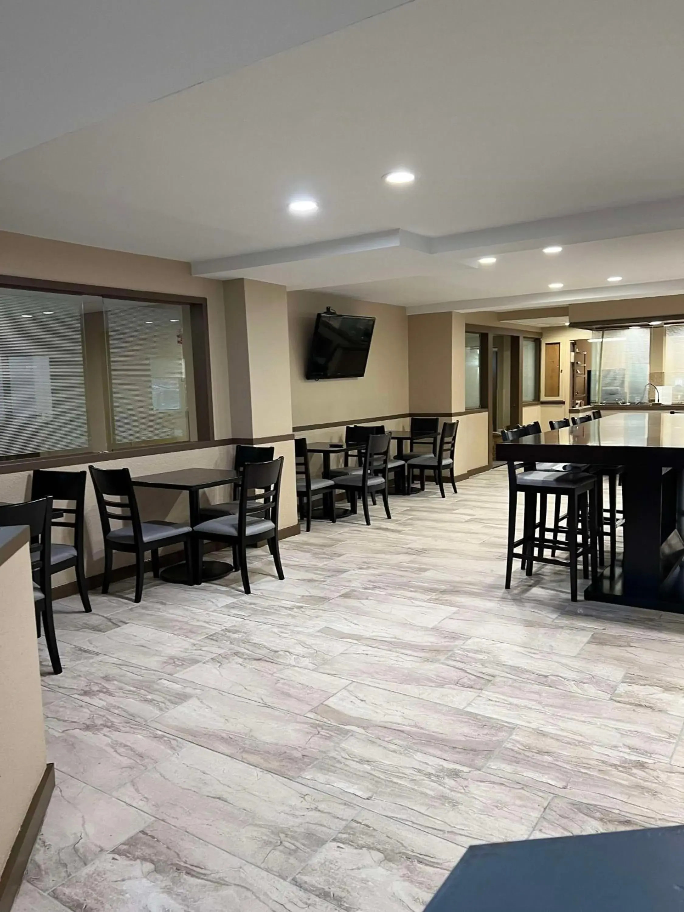 Breakfast in SureStay Plus by Best Western Mobile I-65 Breakfast in SureStay Plus by Best Western Mobile I-65