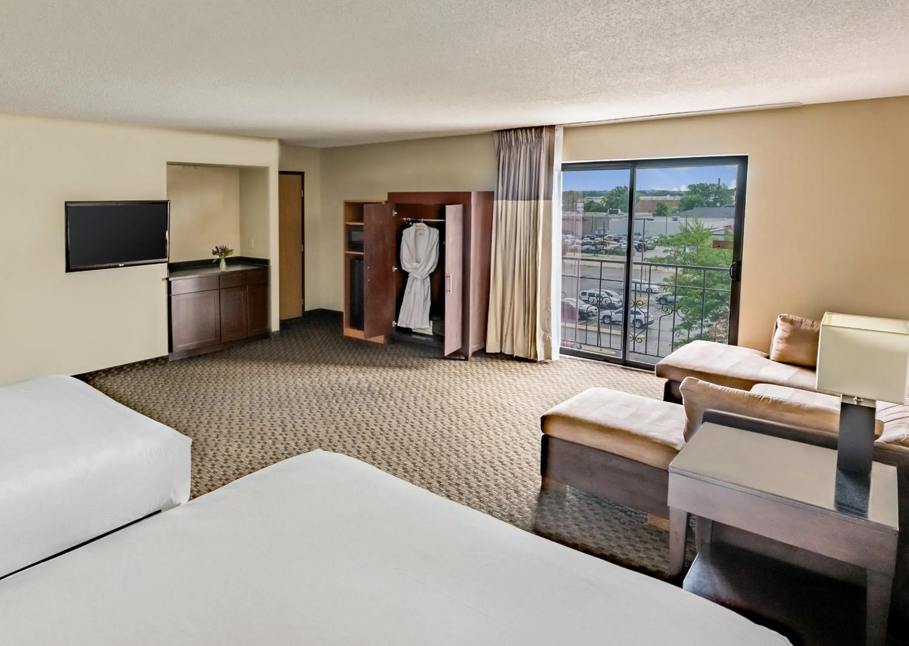 Communal lounge/ TV room, Bed in Hyatt Regency Green Bay Communal lounge/ TV room, Bed in Hyatt Regency Green Bay