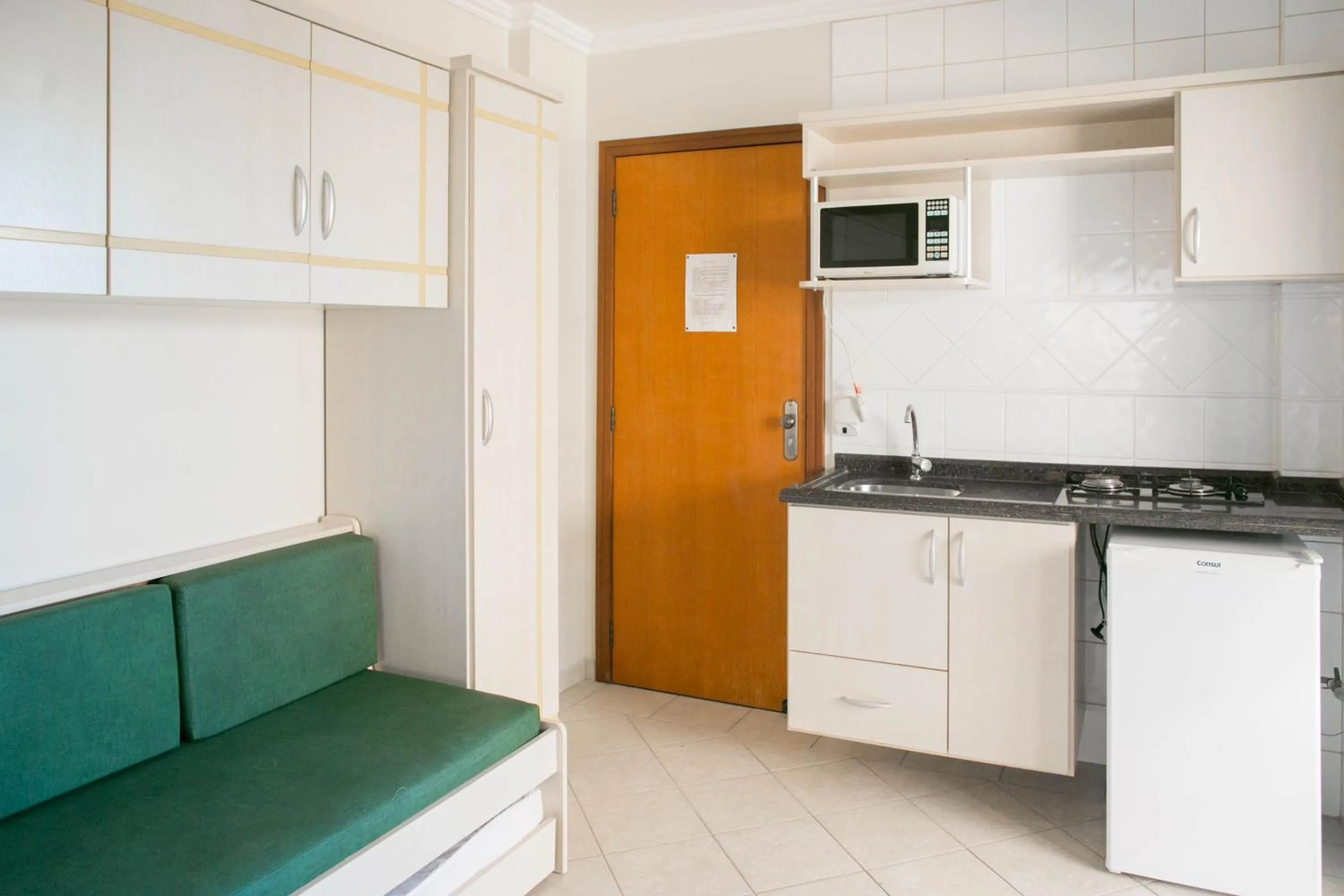Kitchen or kitchenette in Bombinhas Praia Apart Hotel - unidade rua Bem Te Vi