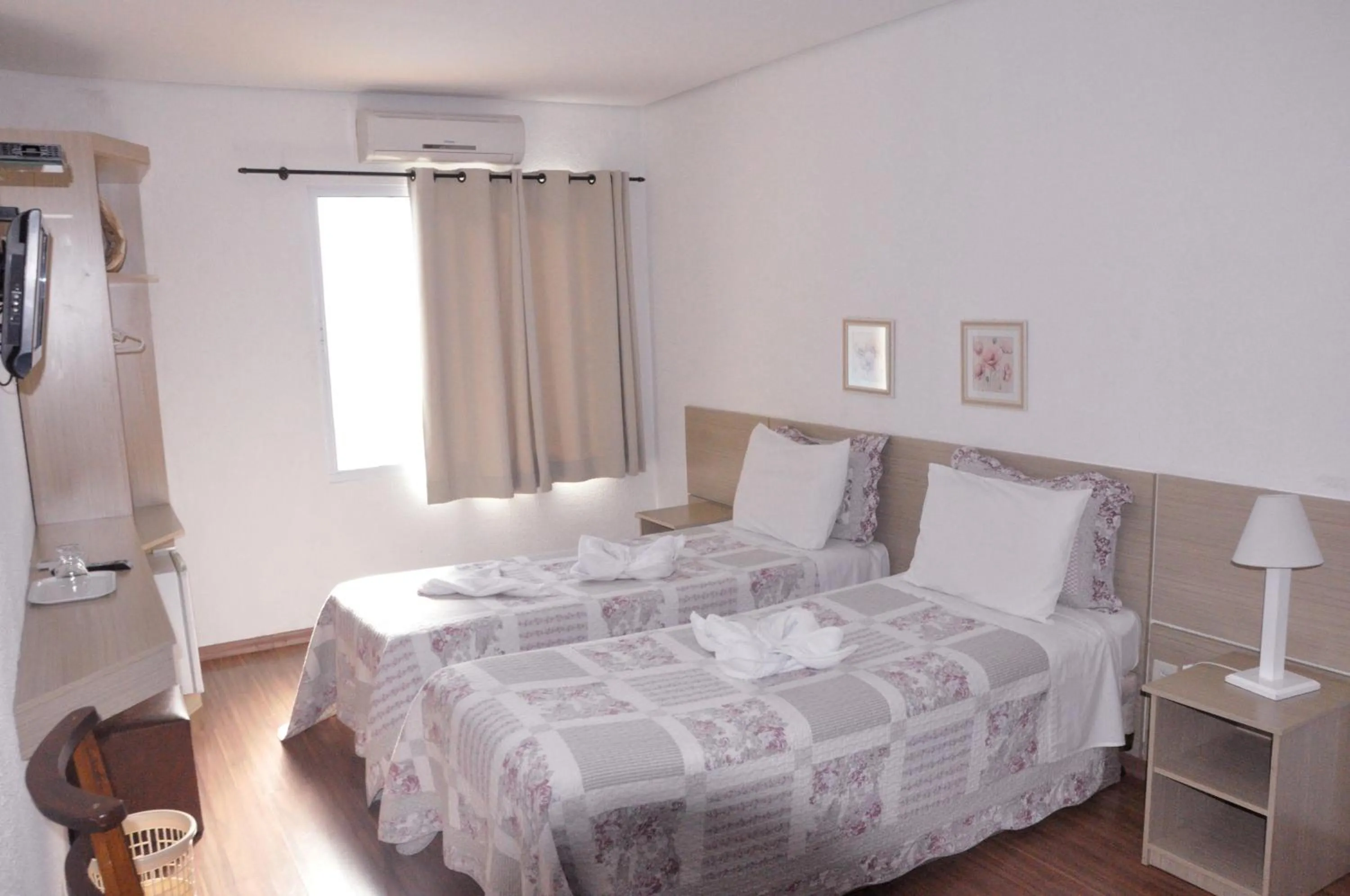 Photo of the whole room, Bed in Crigial Hotel