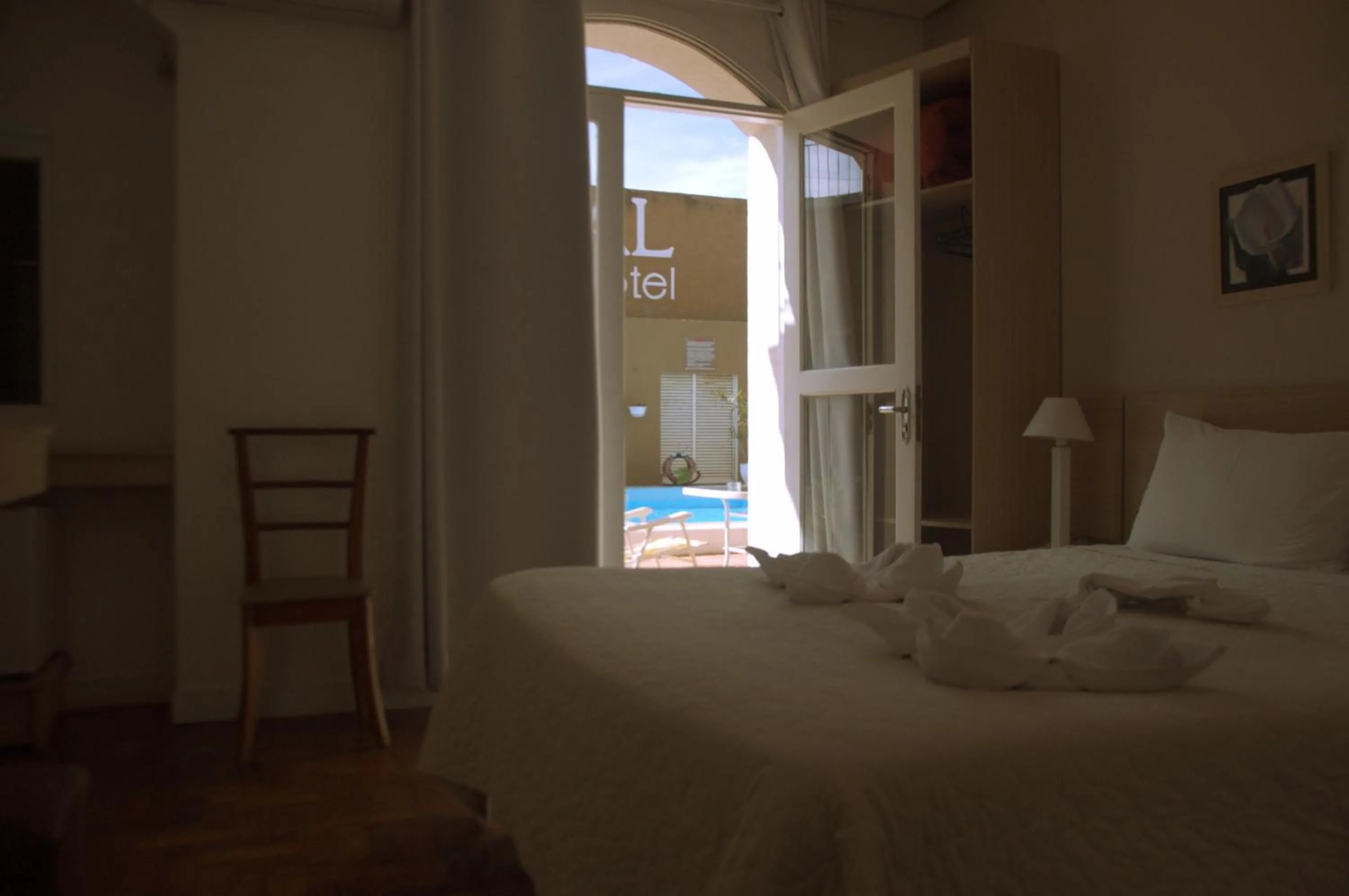 Photo of the whole room, Bed in Crigial Hotel