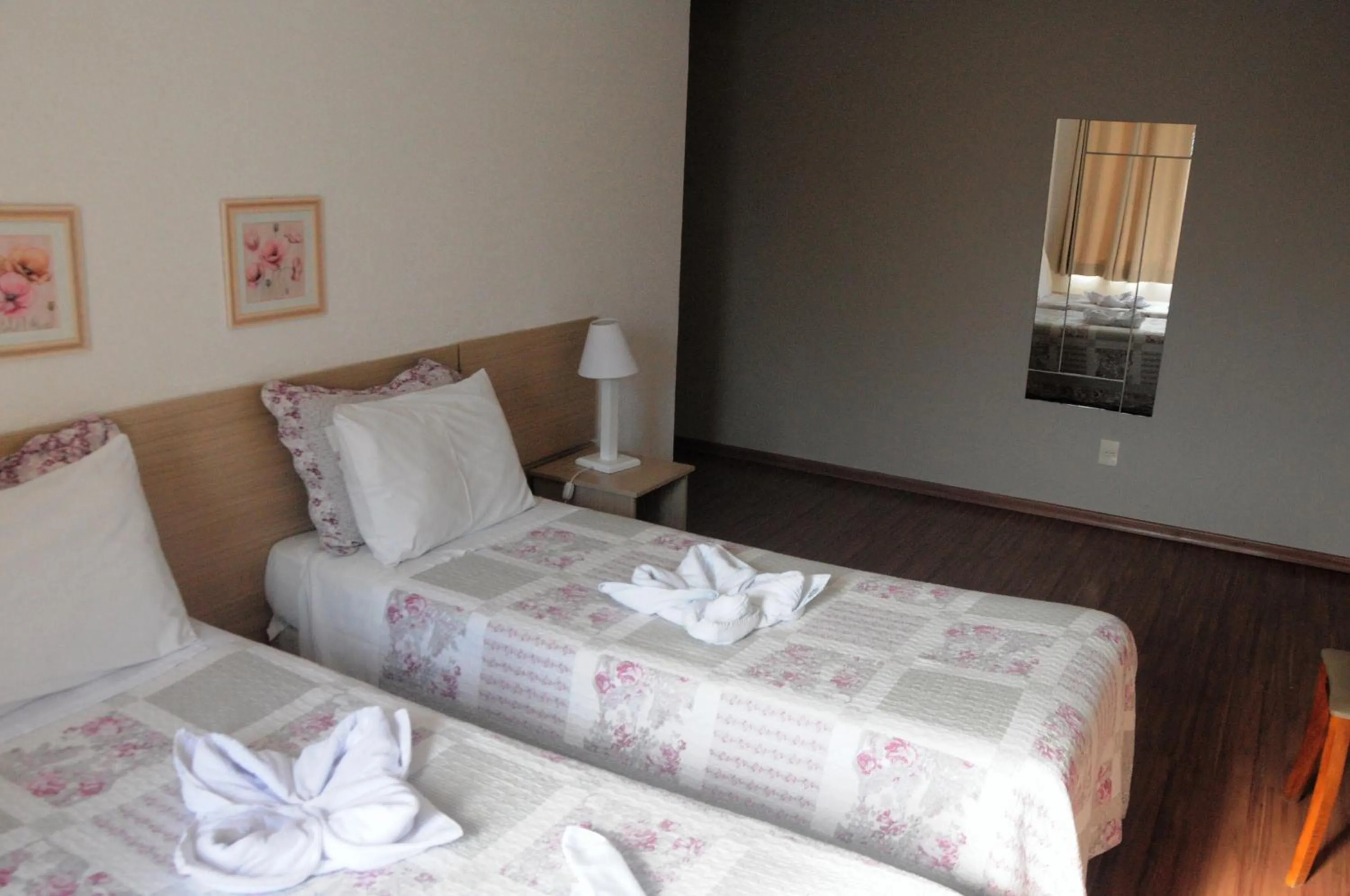 Photo of the whole room, Bed in Crigial Hotel