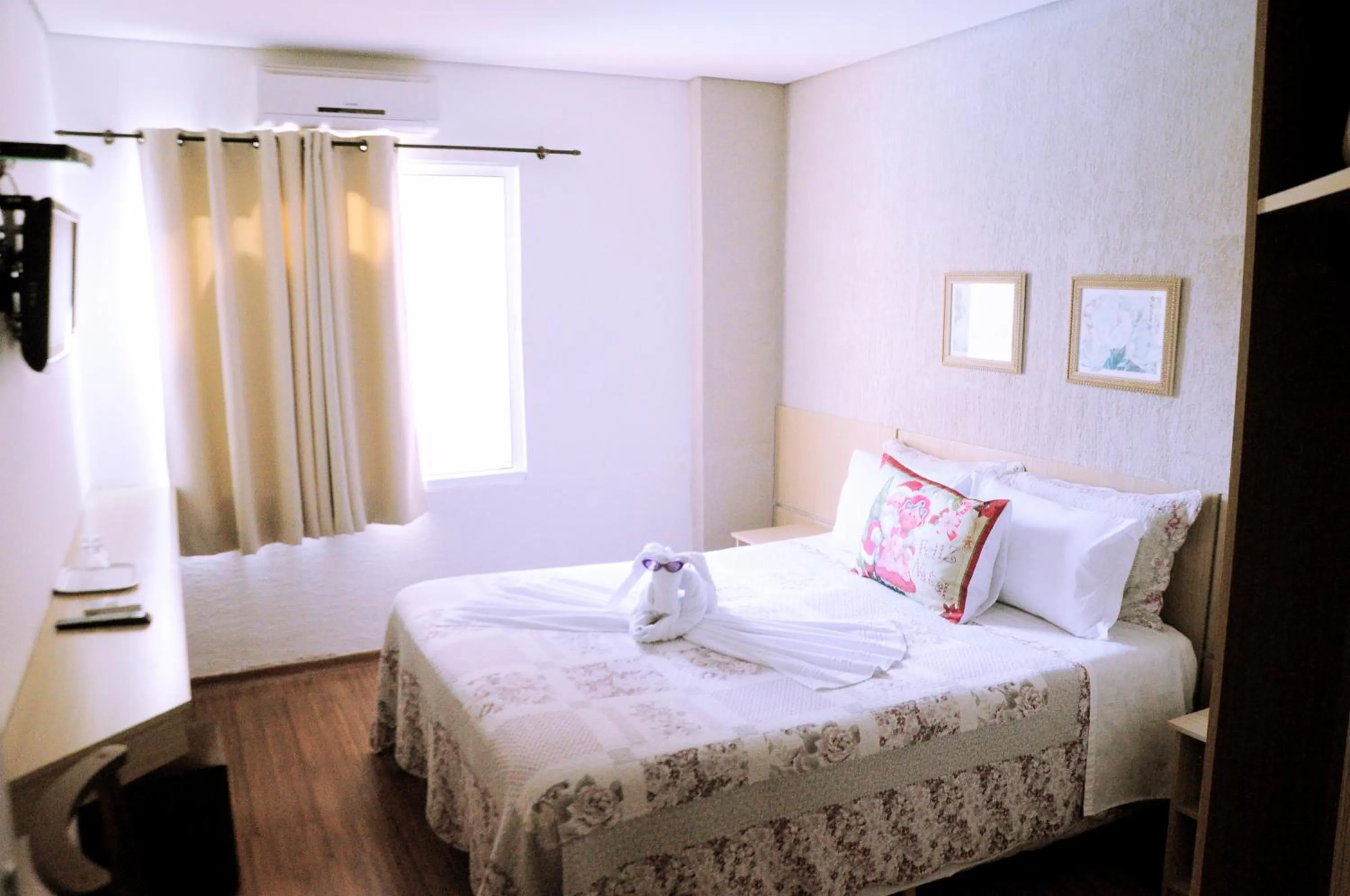 Photo of the whole room, Bed in Crigial Hotel
