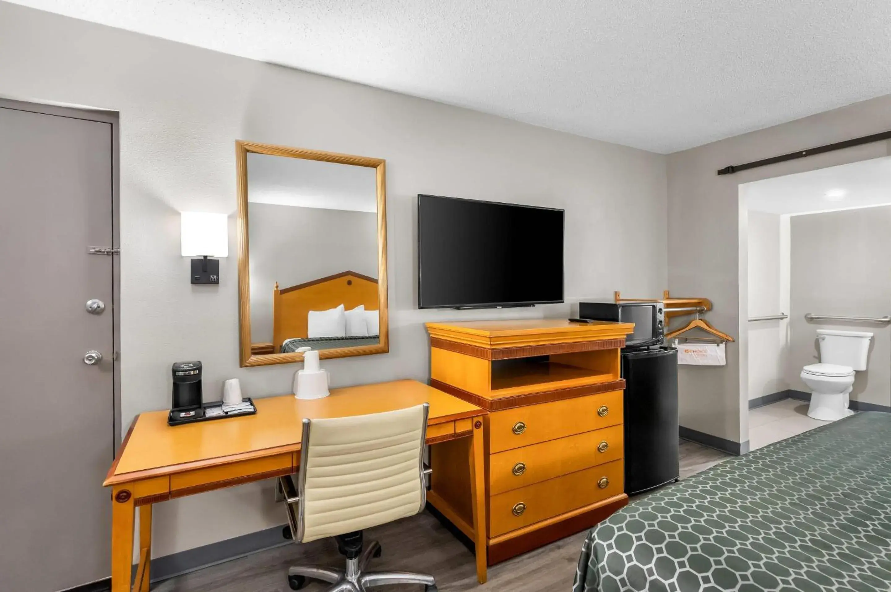 Bedroom, Bed in Rodeway Inn Hot Springs National Park Area Bedroom, Bed in Rodeway Inn Hot Springs National Park Area