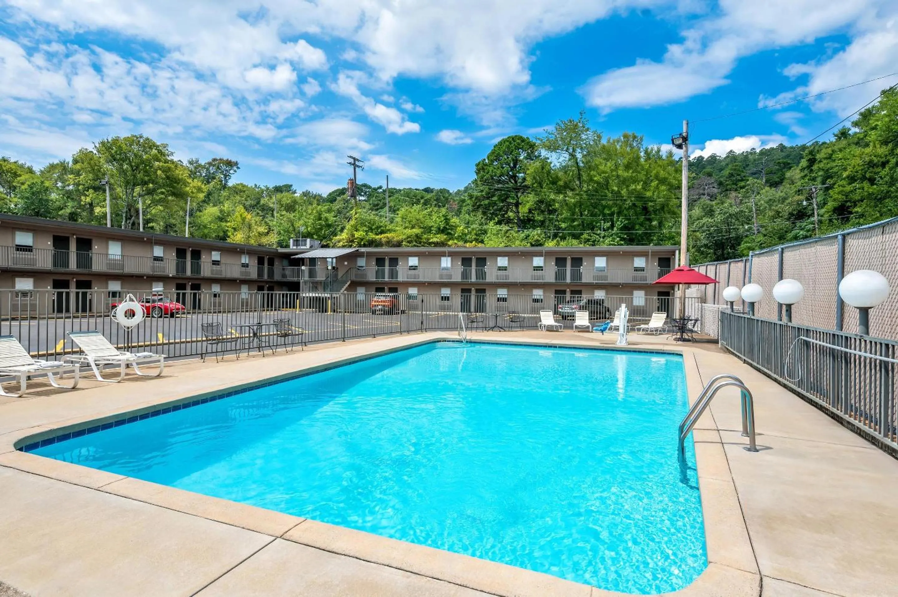 Swimming pool in Rodeway Inn Hot Springs National Park Area