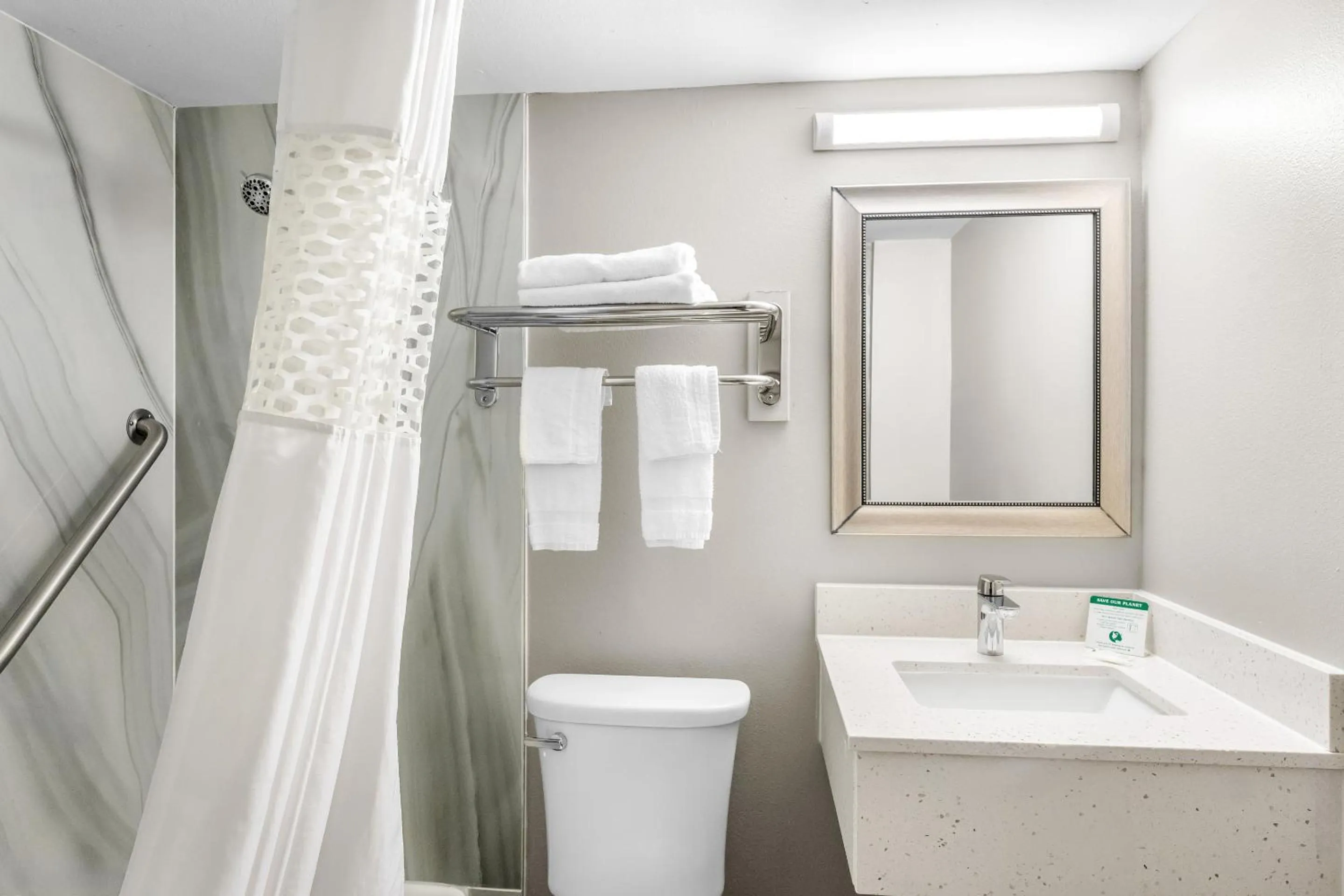 Bathroom in Rodeway Inn Hot Springs National Park Area