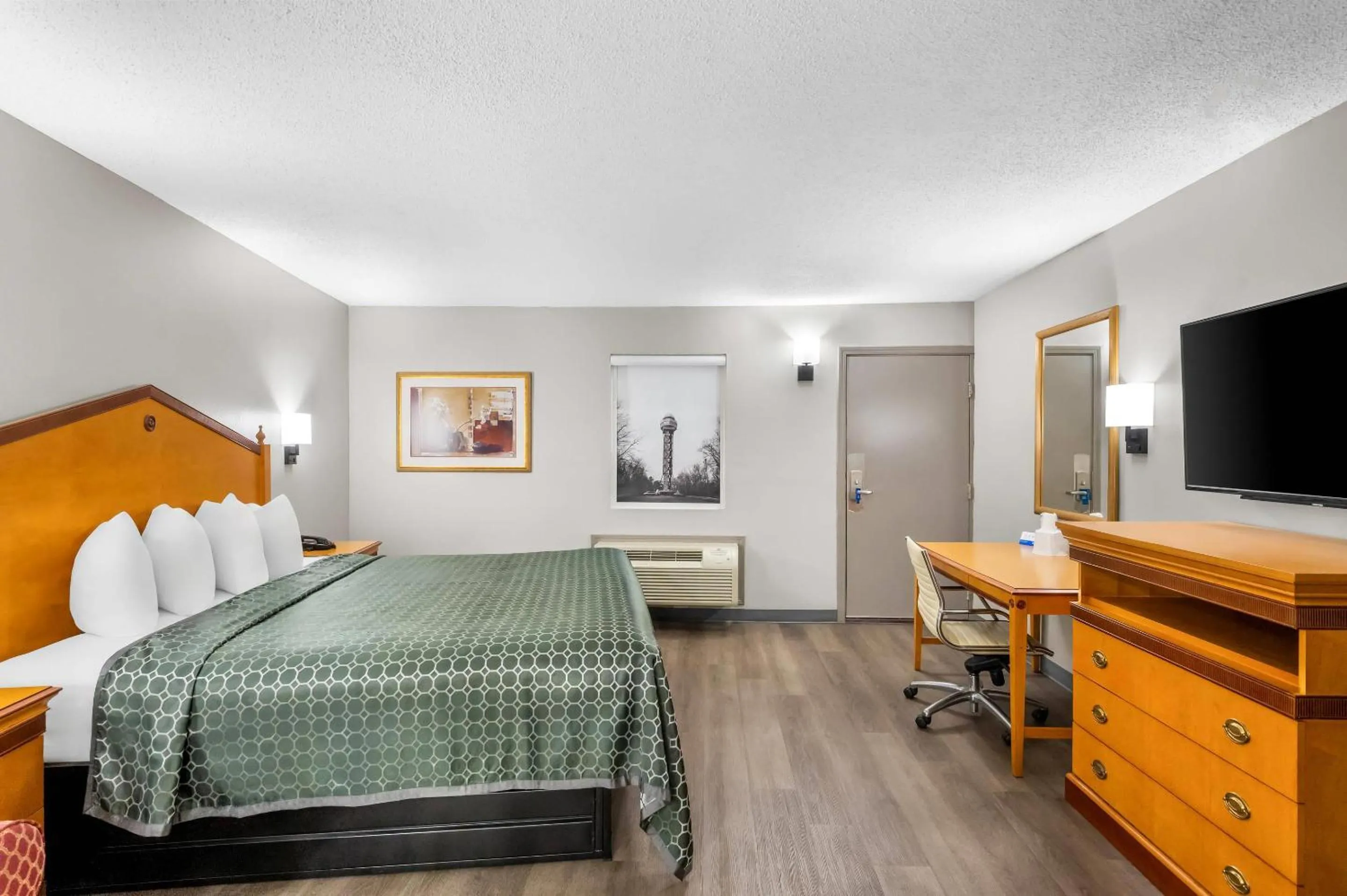 Bedroom, Bed in Rodeway Inn Hot Springs National Park Area