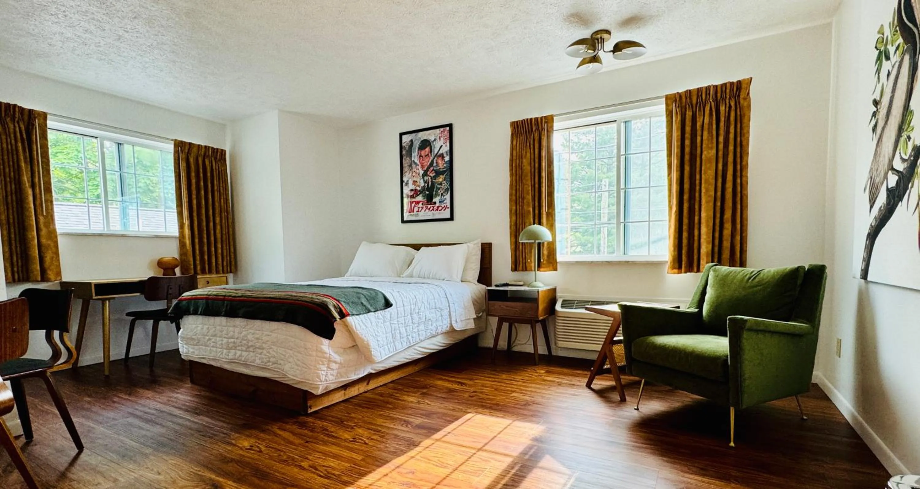 Bed in The Sierra Motel