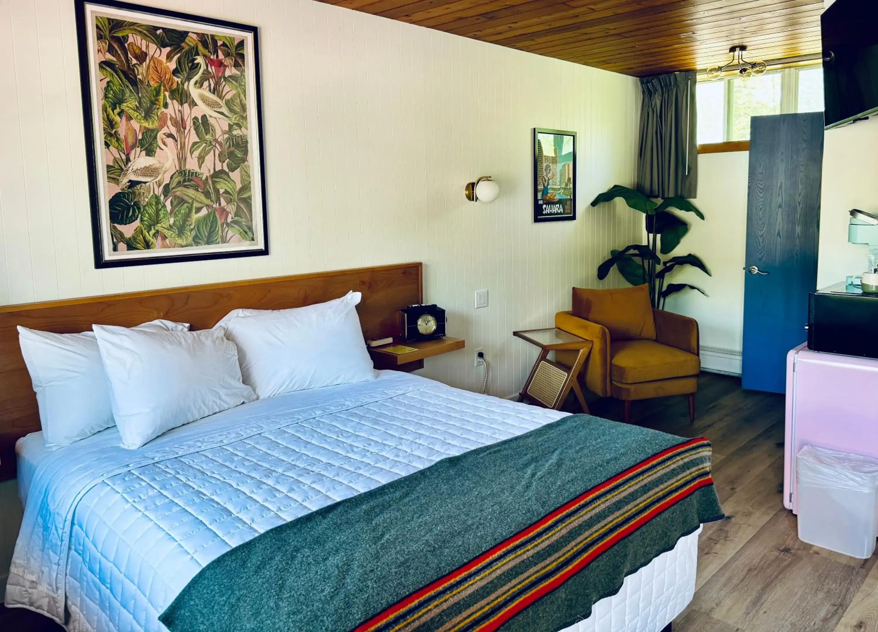 Bed in The Sierra Motel Bed in The Sierra Motel