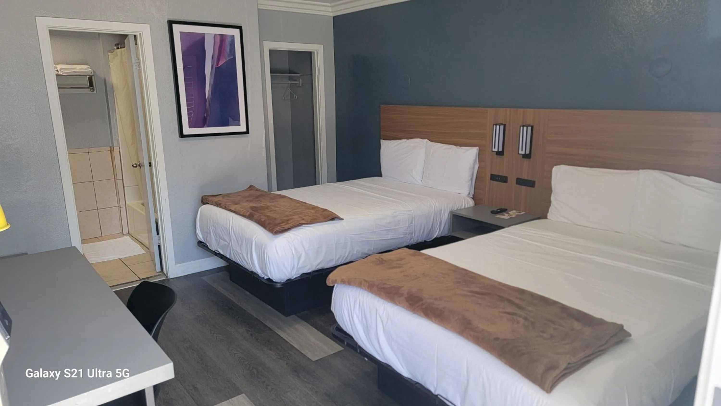 Bed in Value Inn Hollywood