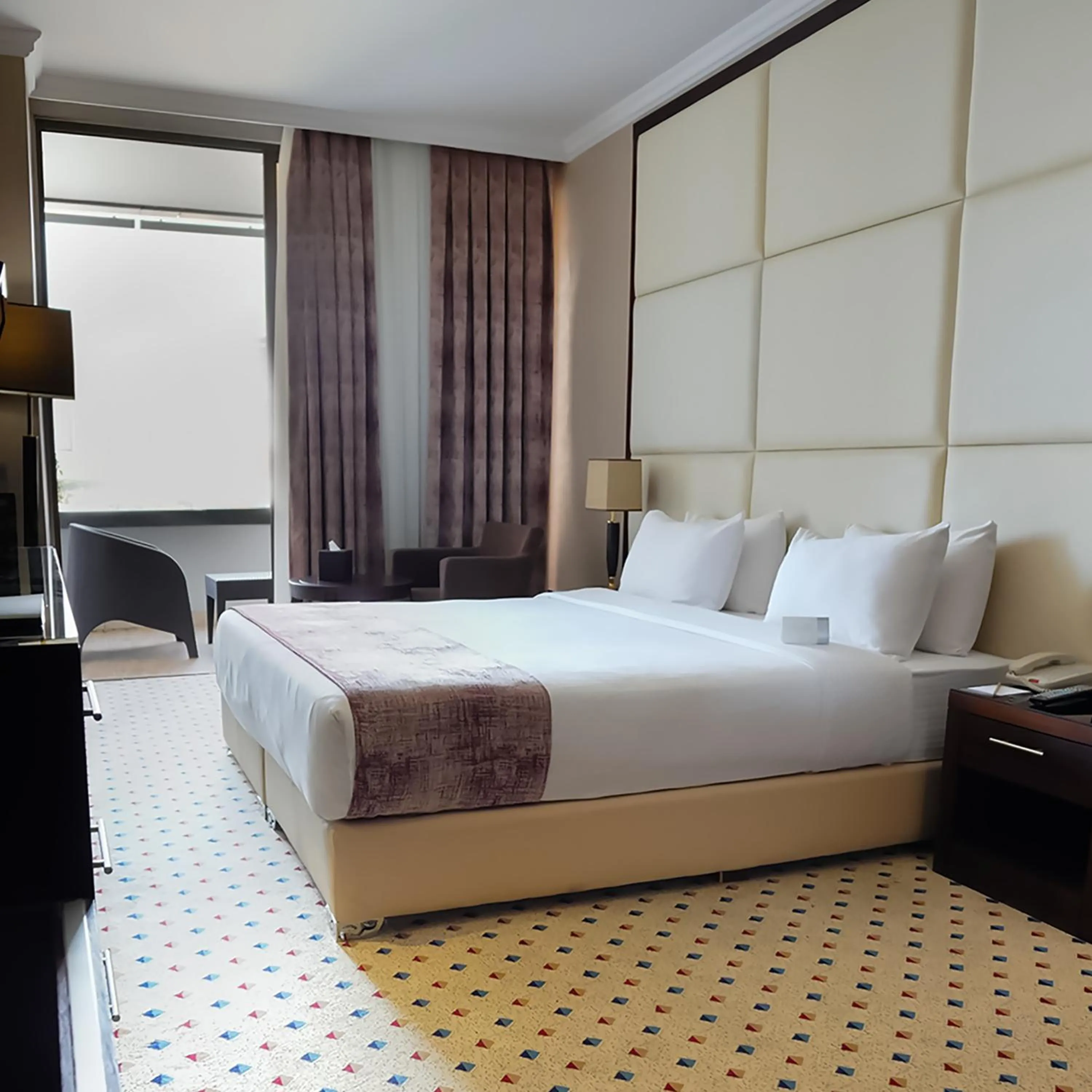 Bedroom, Bed in Canyon Hotel Erbil