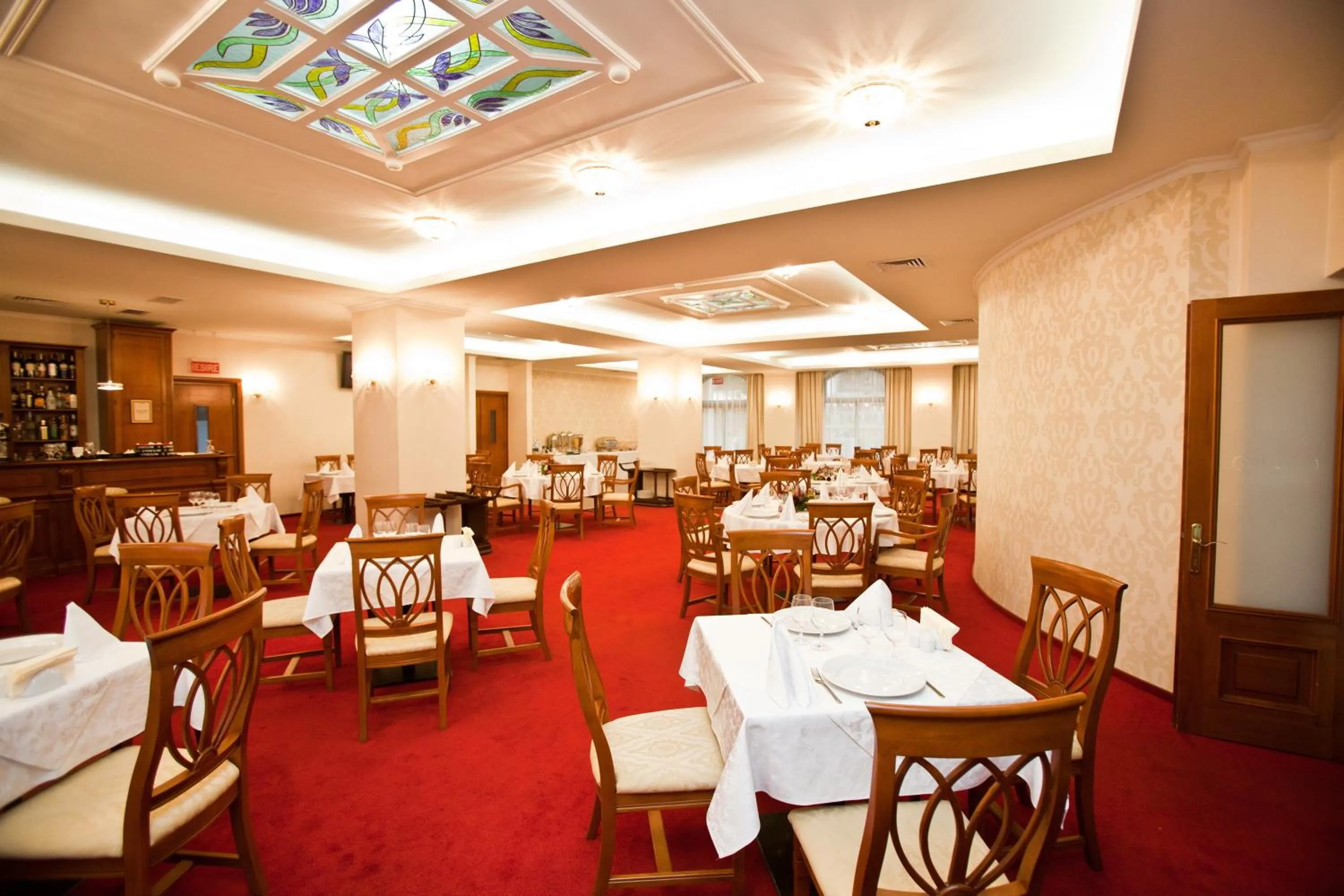Restaurant/places to eat in Hotel Maxim