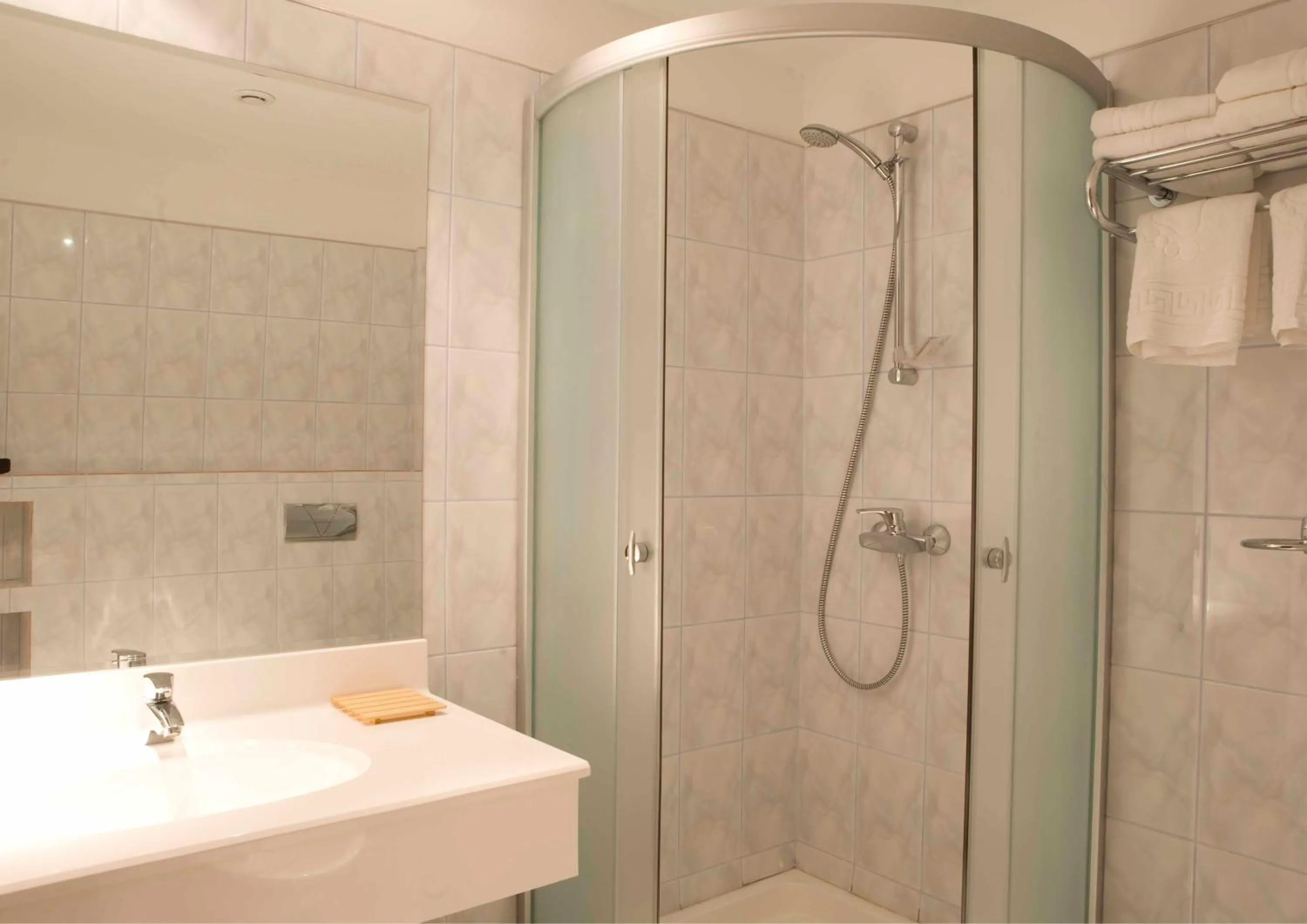 Shower in Hotel Maxim