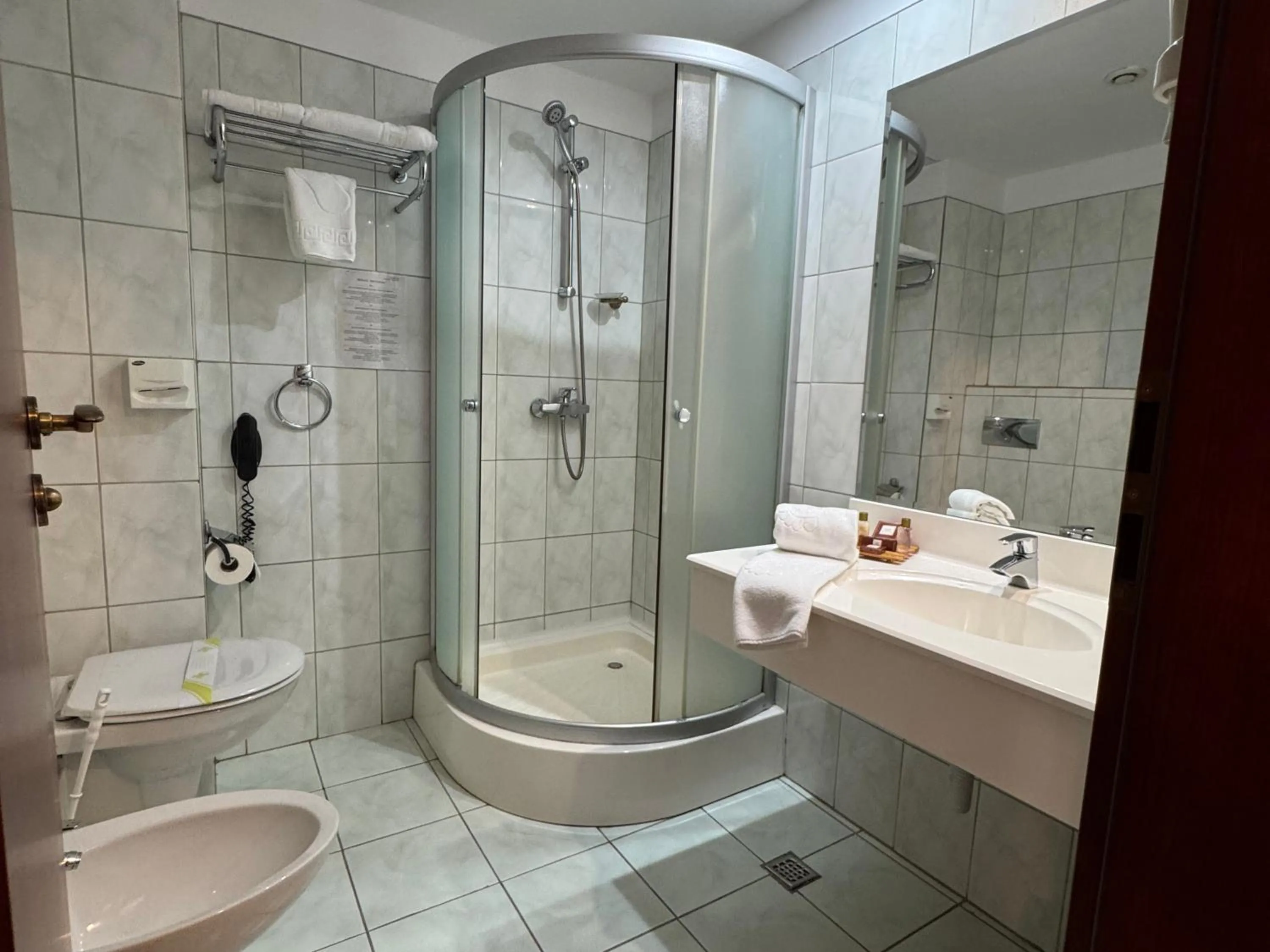 Shower in Hotel Maxim