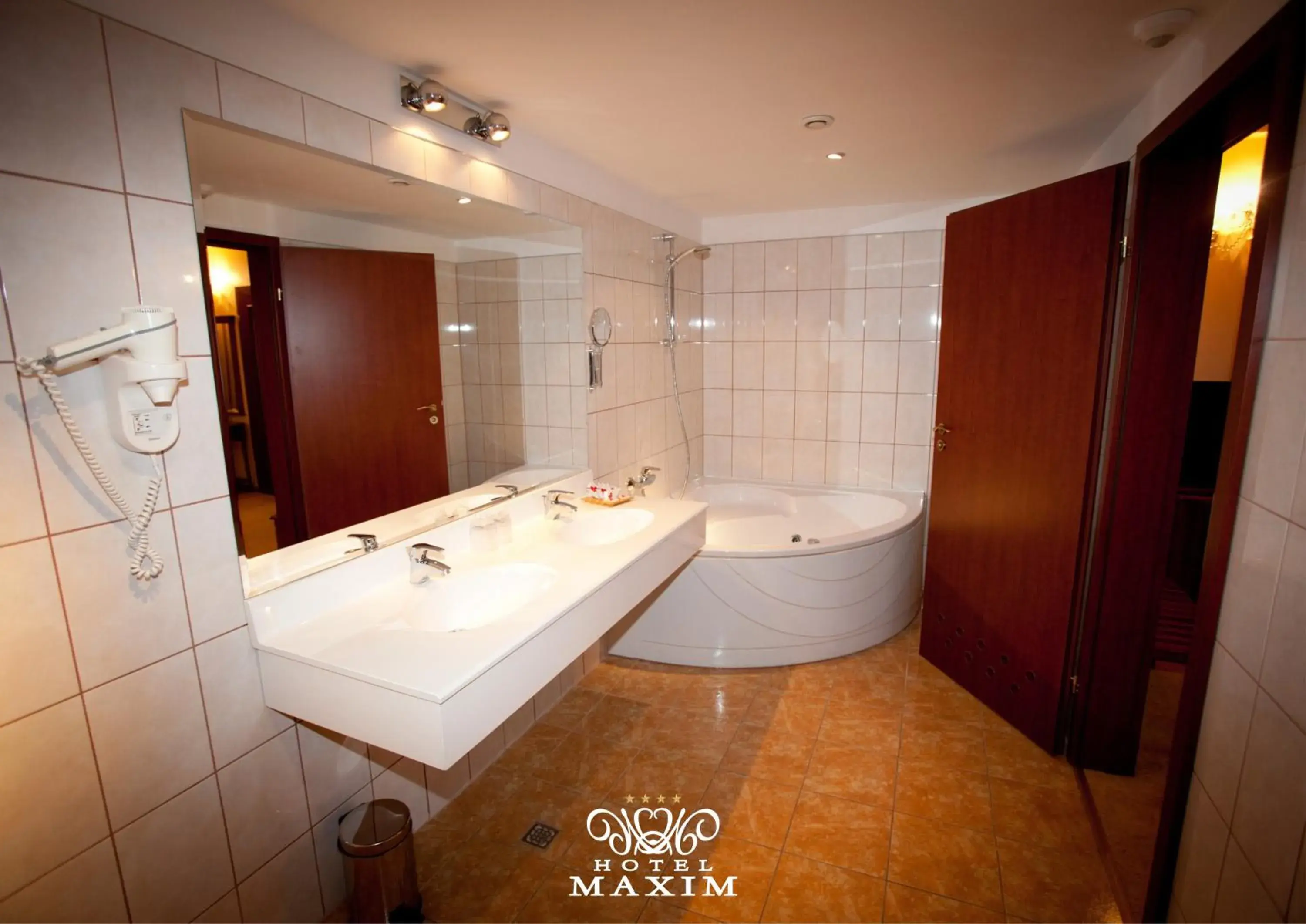 Bathroom in Hotel Maxim Bathroom in Hotel Maxim