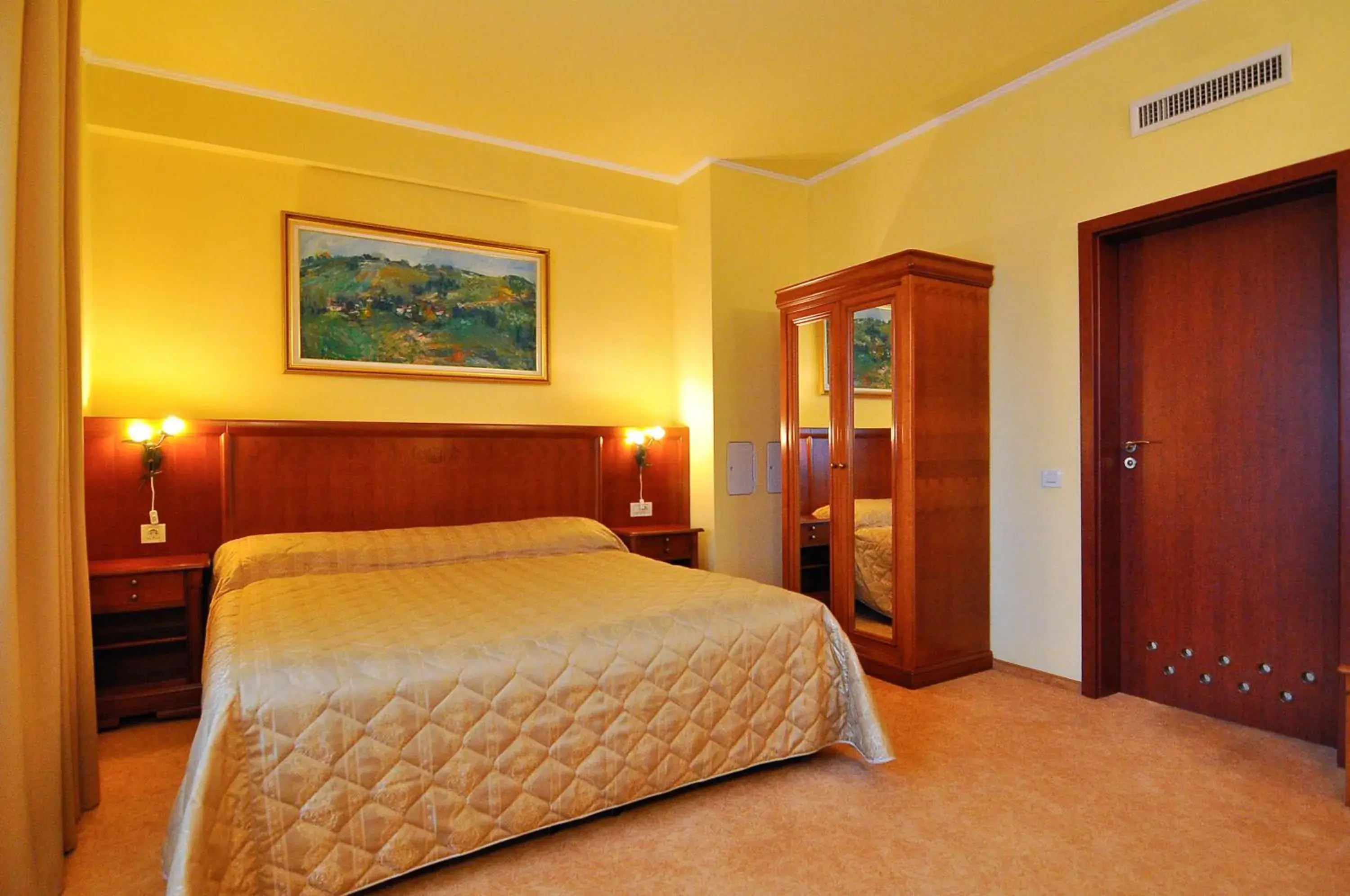 Superior Double or Twin Room in Hotel Maxim Superior Double or Twin Room in Hotel Maxim