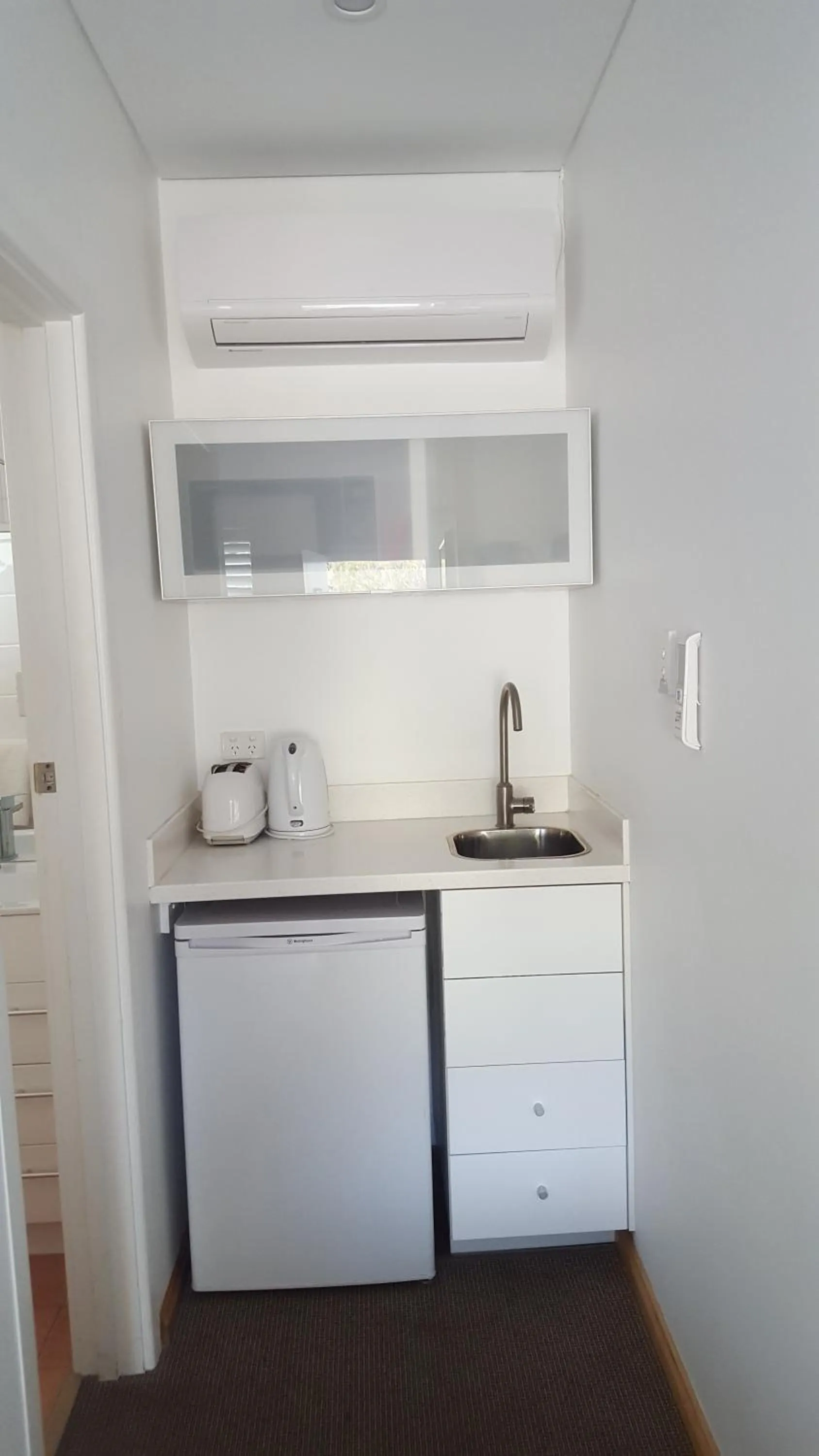 Kitchen or kitchenette in Busselton Gale Street Motel & Villas