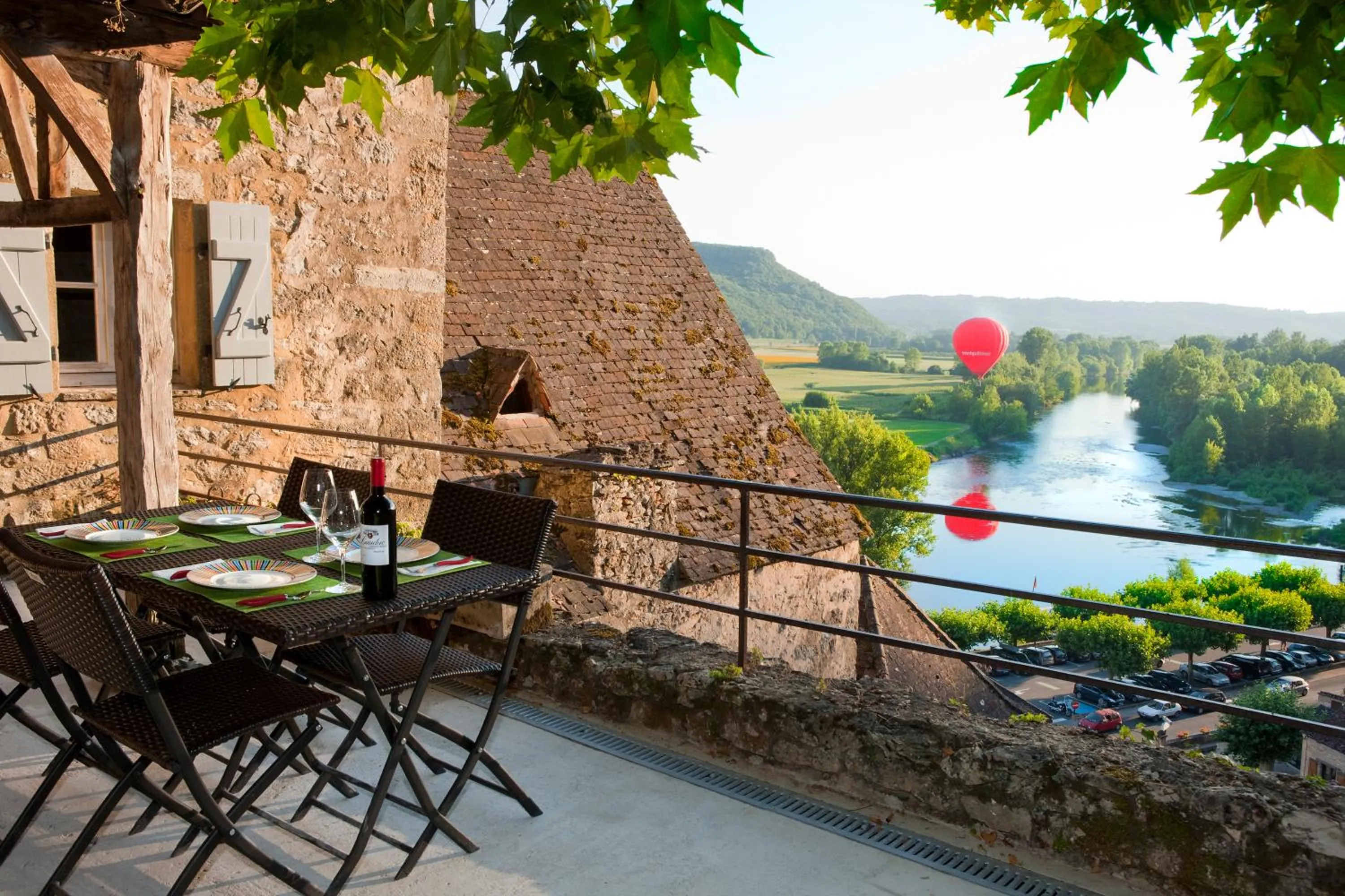 Au coeur de Beynac, superbe maison du XIVe siècle avec jardin panoramique
