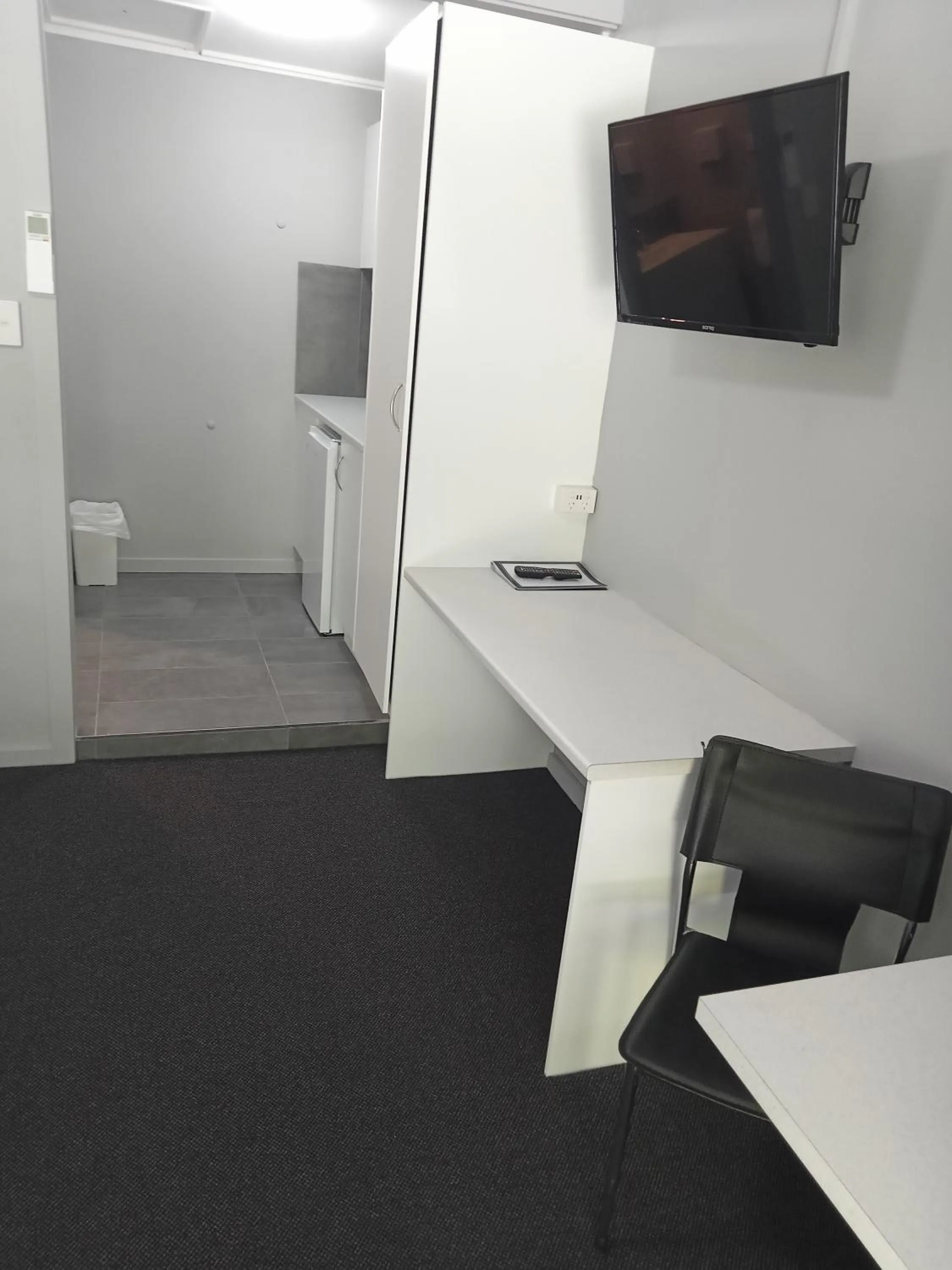 TV and multimedia in Solomon Inn Motel Figtree