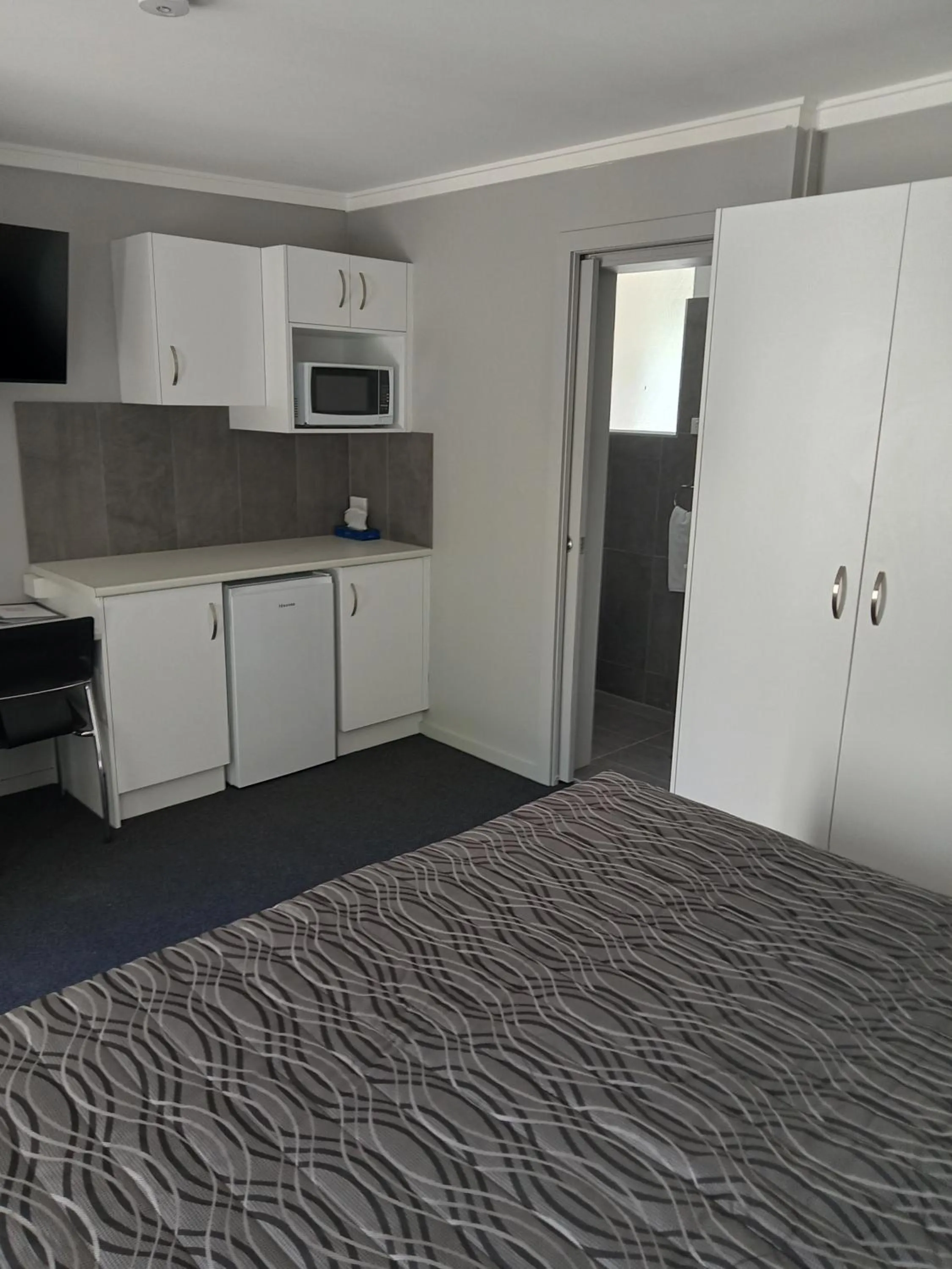 Kitchen or kitchenette in Solomon Inn Motel Figtree