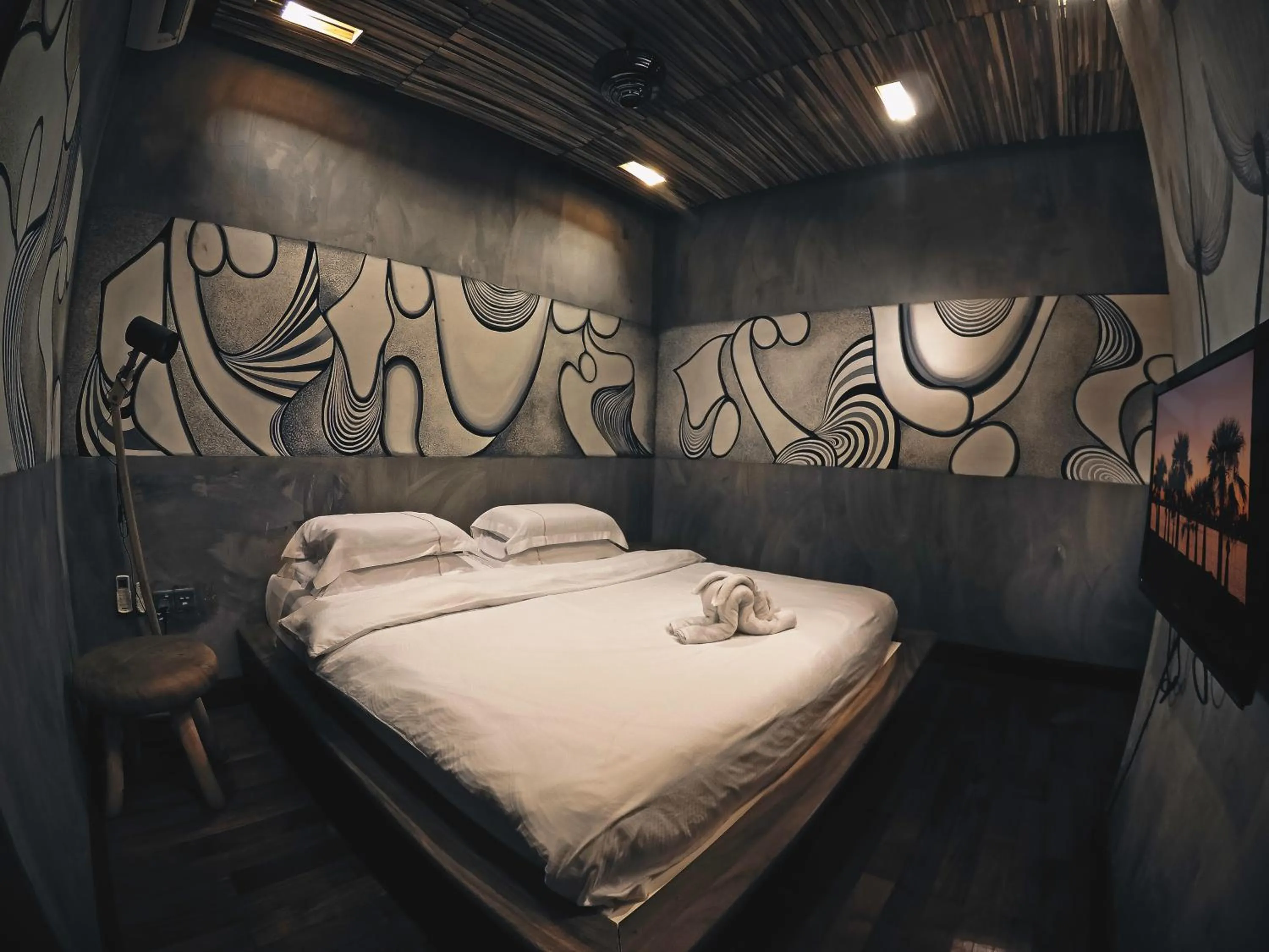 Bed in The Happy 8 Retreat