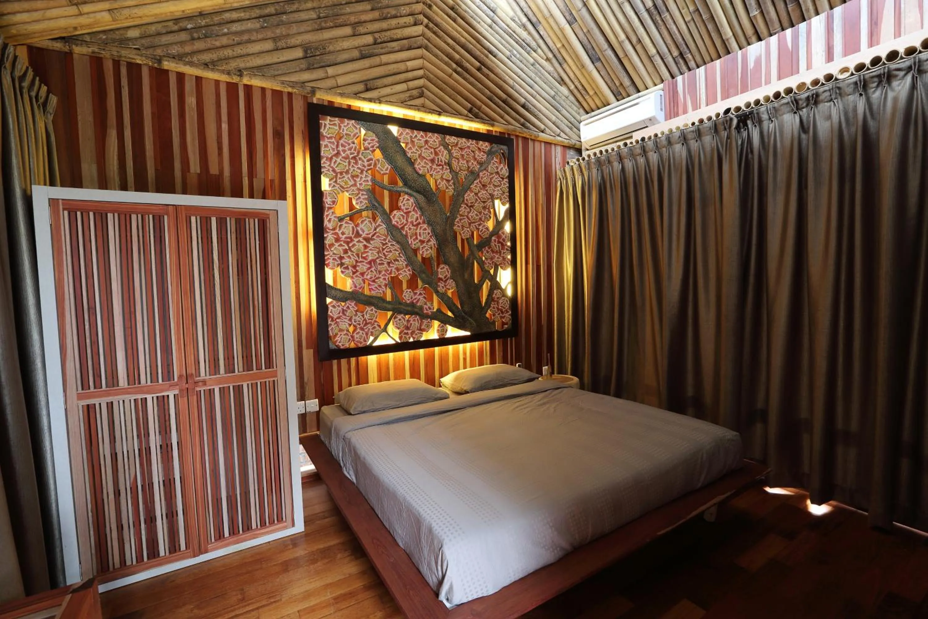 Bed in The Happy 8 Retreat