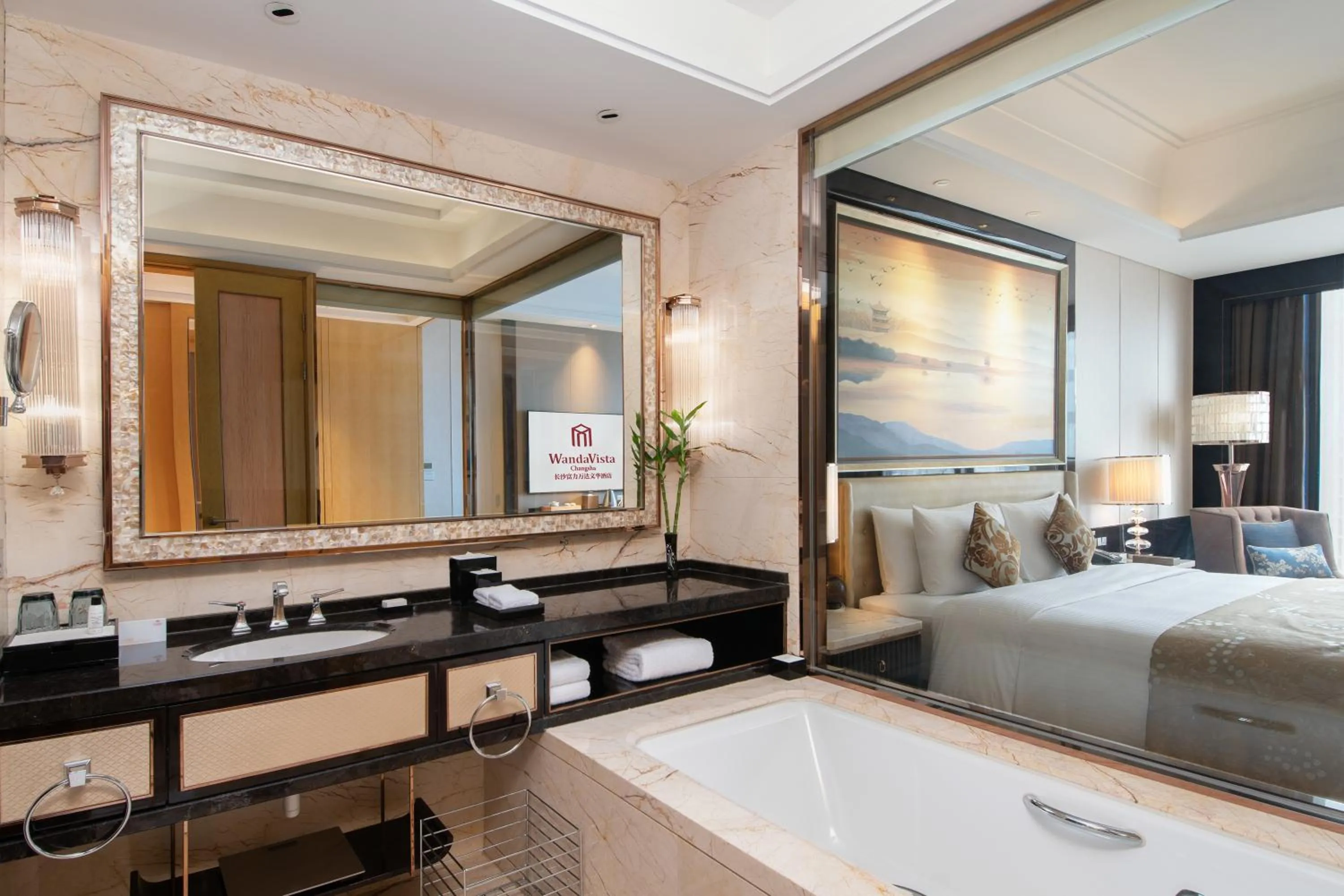 Bathroom, Bed in Wanda Vista Changsha