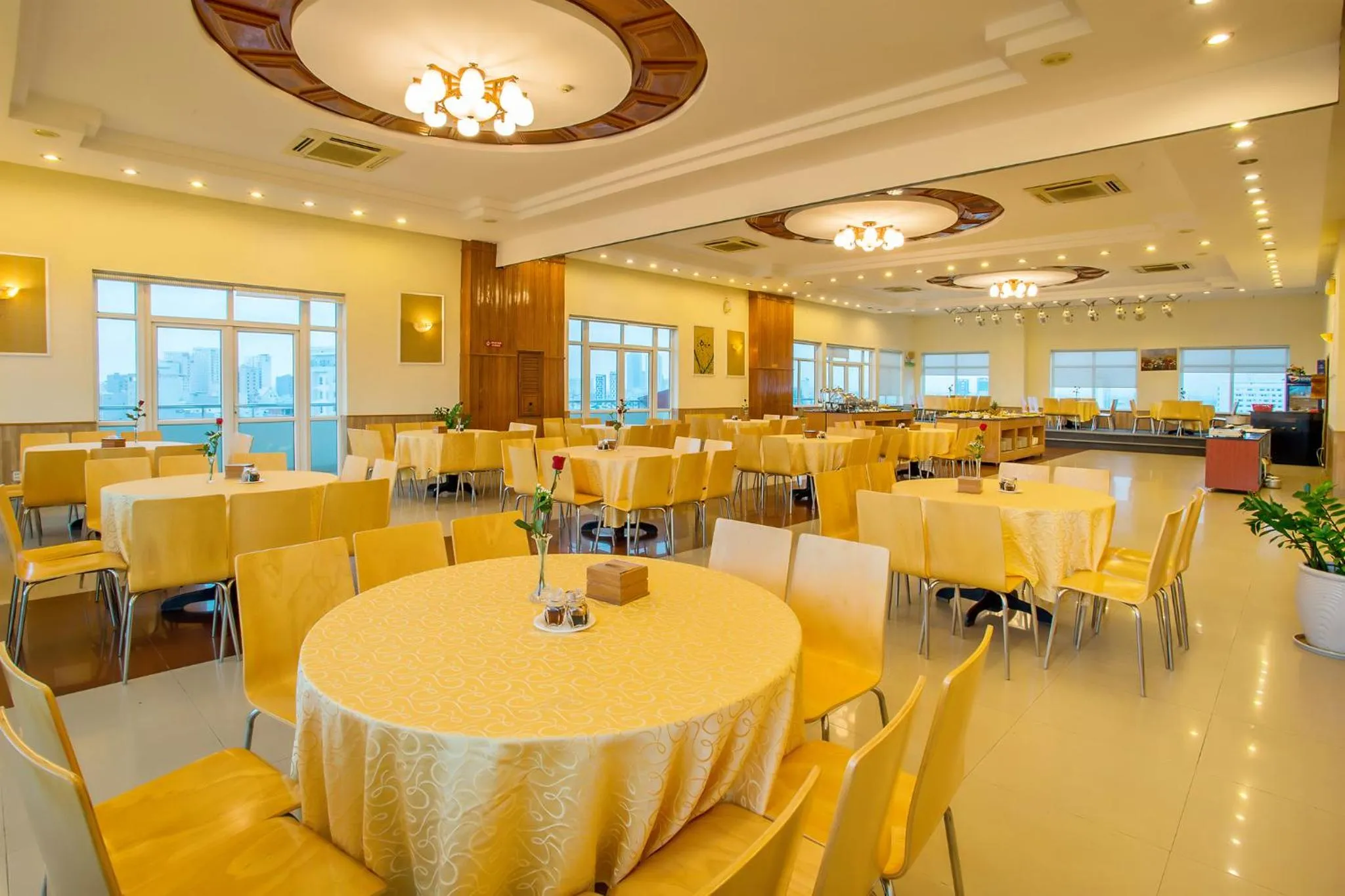 Restaurant/places to eat in Golden Sea Hotel Da Nang
