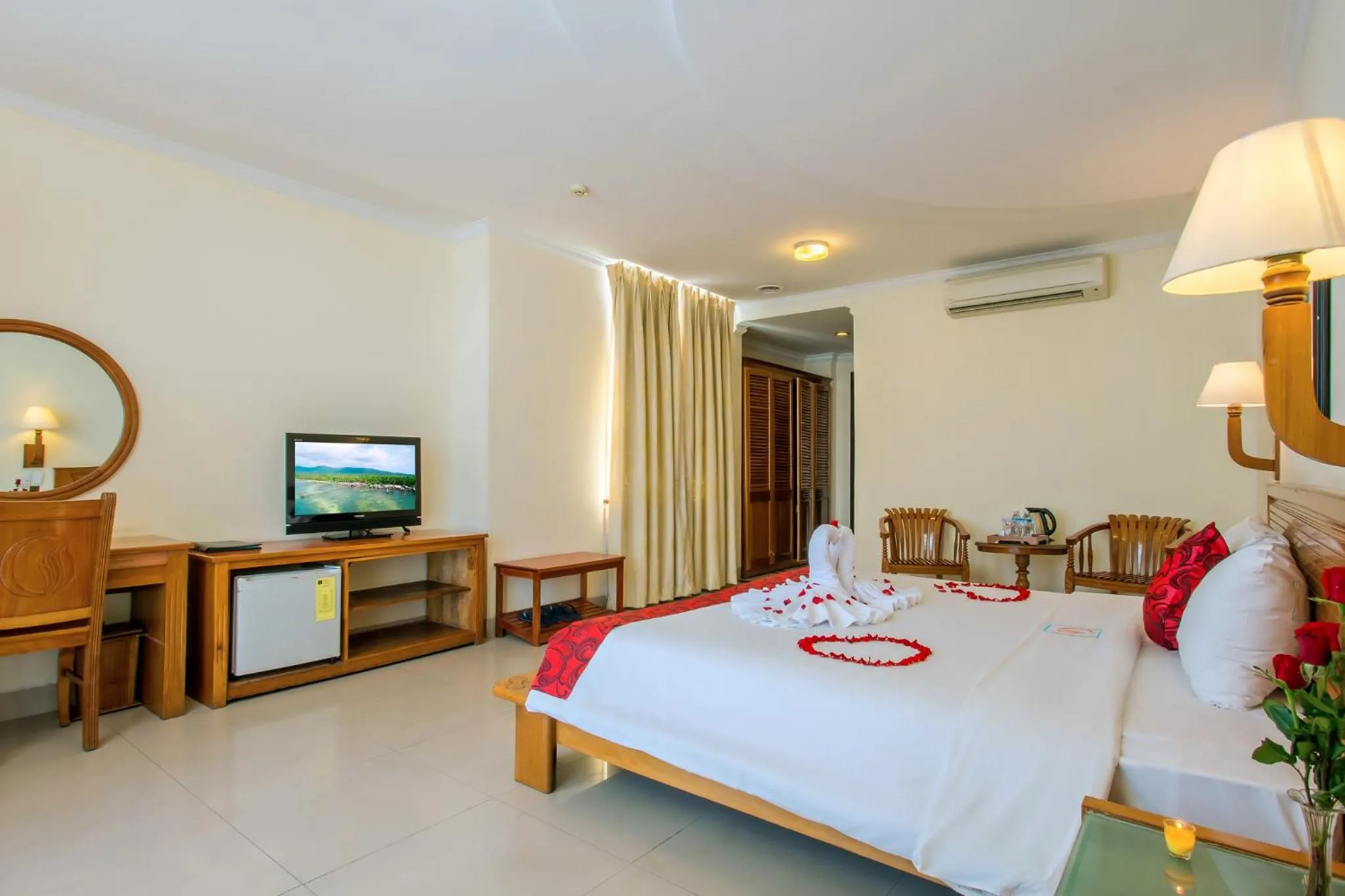 Bedroom, Bed in Golden Sea Hotel Da Nang
