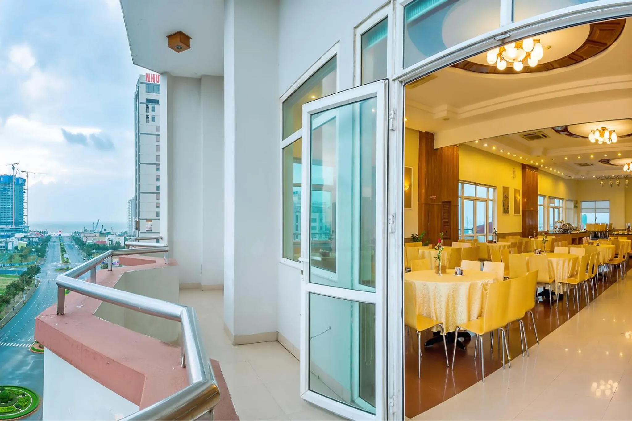 Restaurant/places to eat in Golden Sea Hotel Da Nang