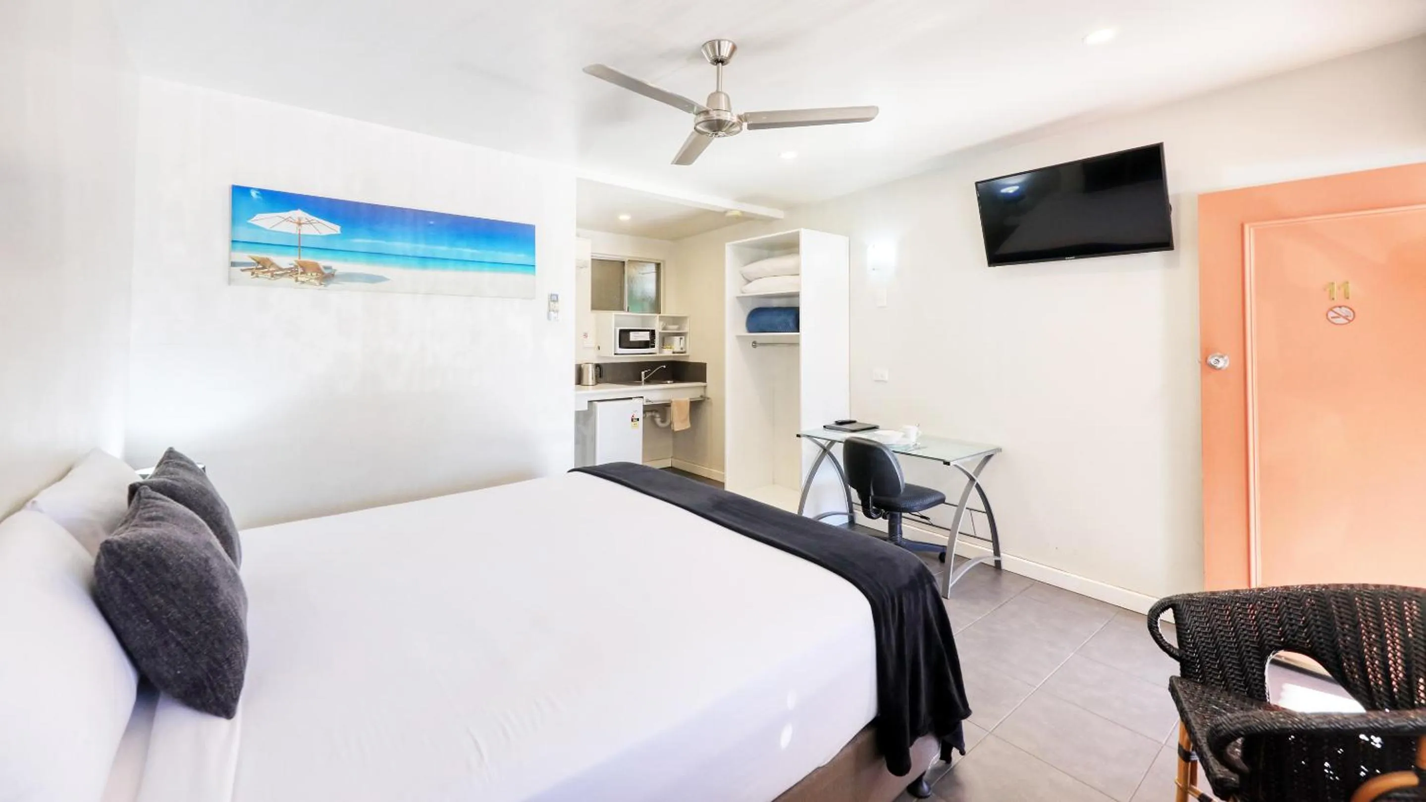 Photo of the whole room, Bed in Tweed River Motel