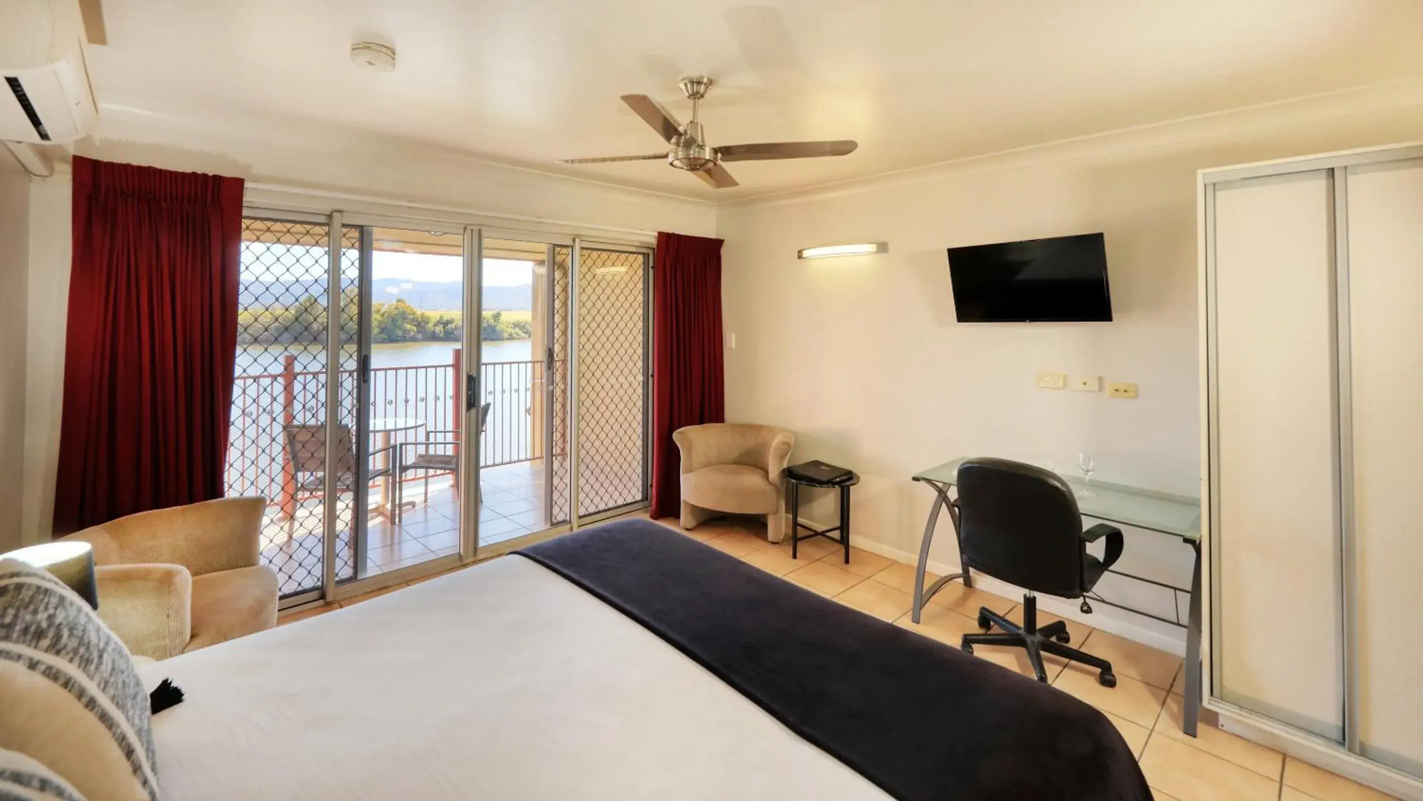 wardrobe, Bed in Tweed River Motel wardrobe, Bed in Tweed River Motel