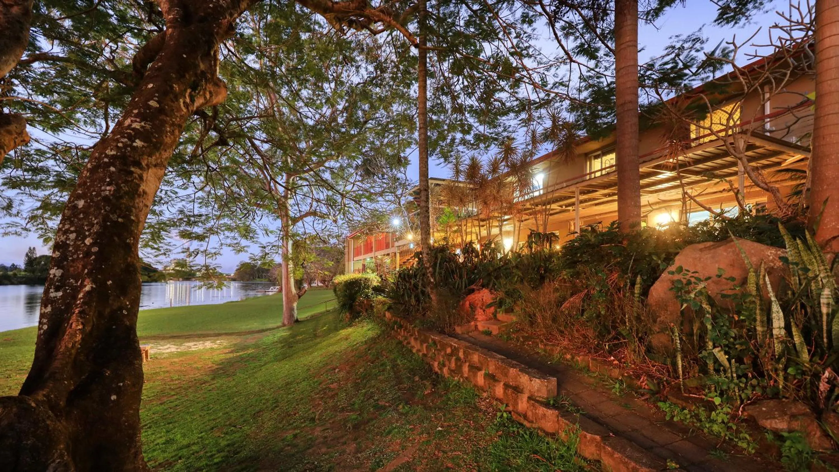 Garden in Tweed River Motel