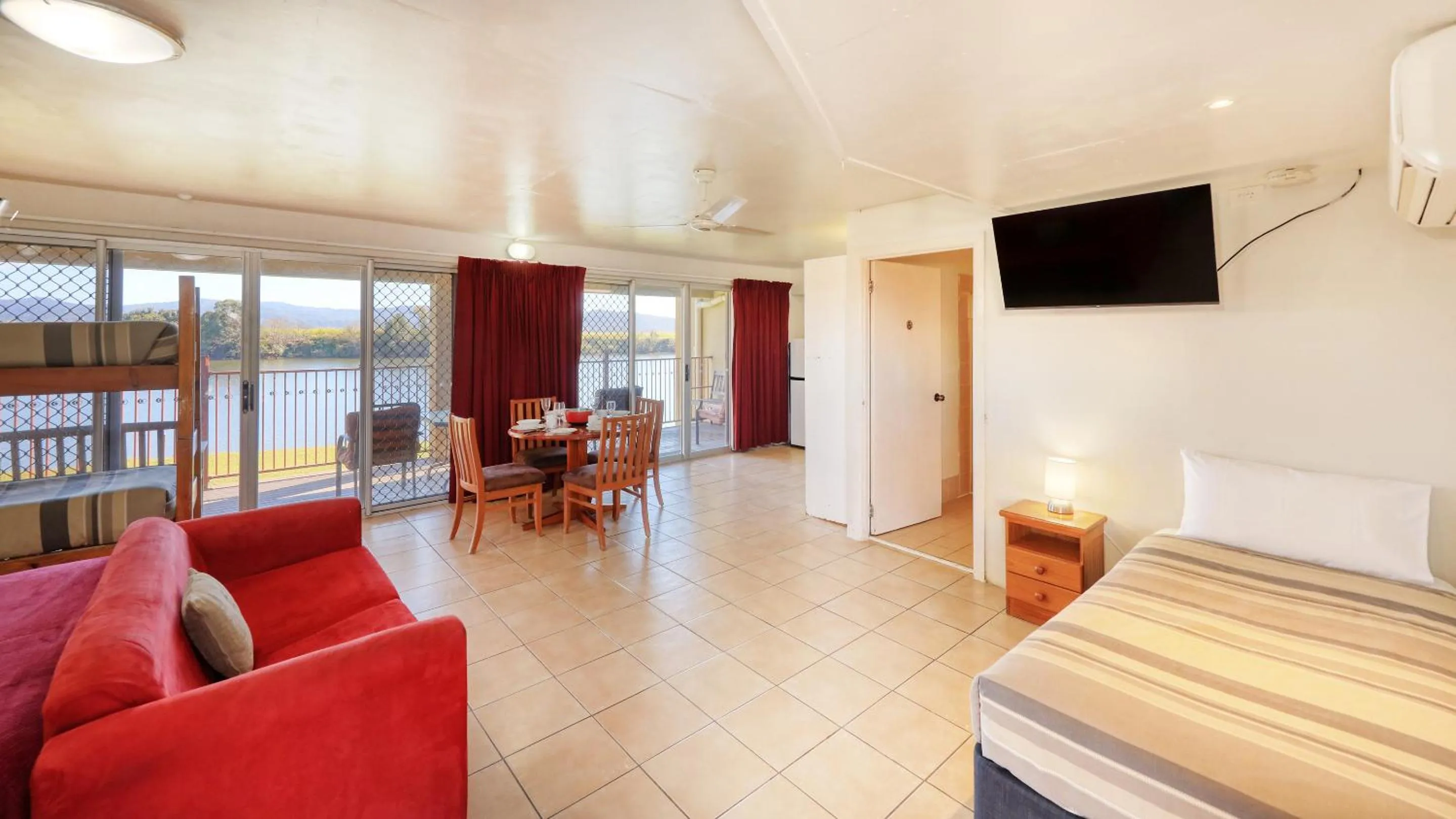 Dining area, Bed in Tweed River Motel