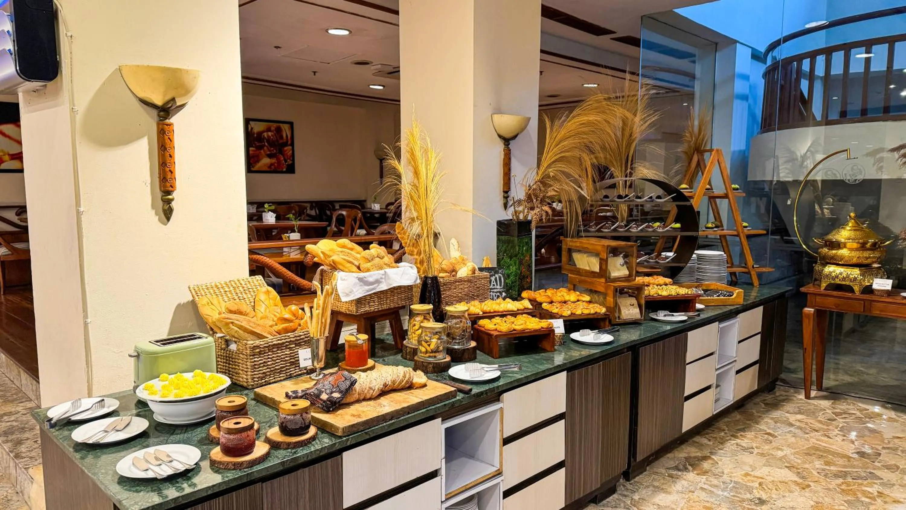 Restaurant/places to eat in Lorin Solo Hotel