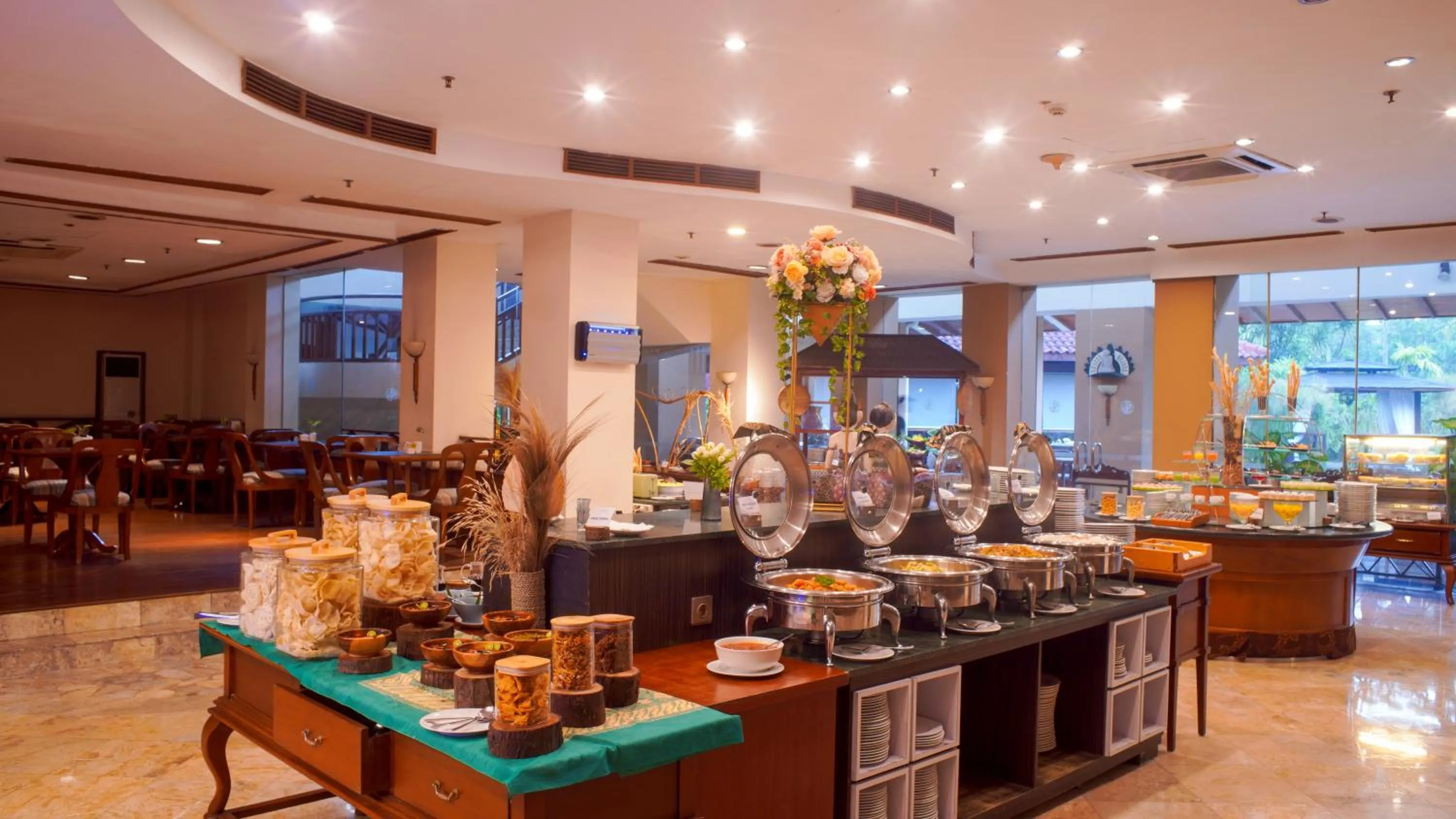 Restaurant/places to eat in Lorin Solo Hotel