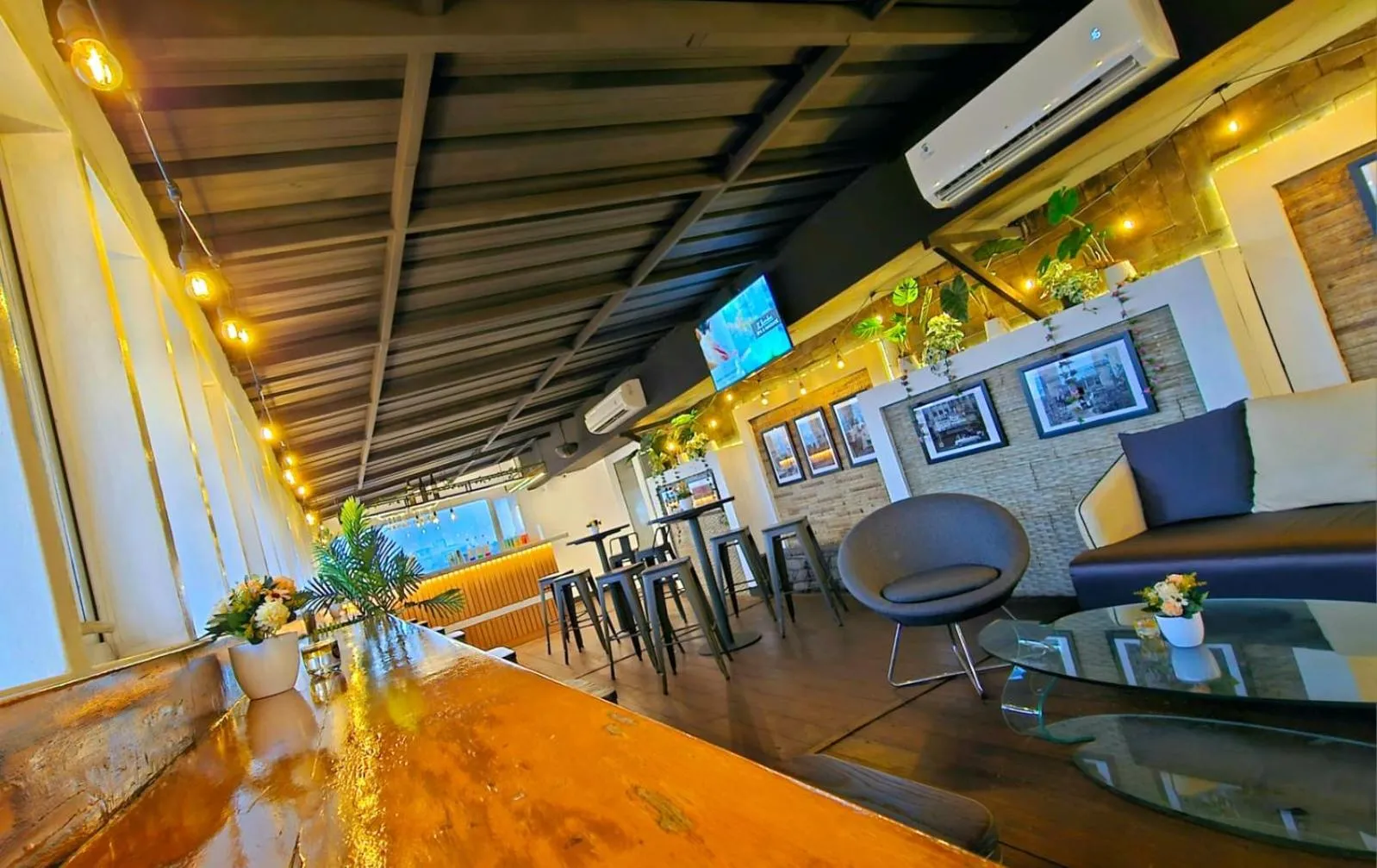 Restaurant/places to eat in D'Bamboo Suites