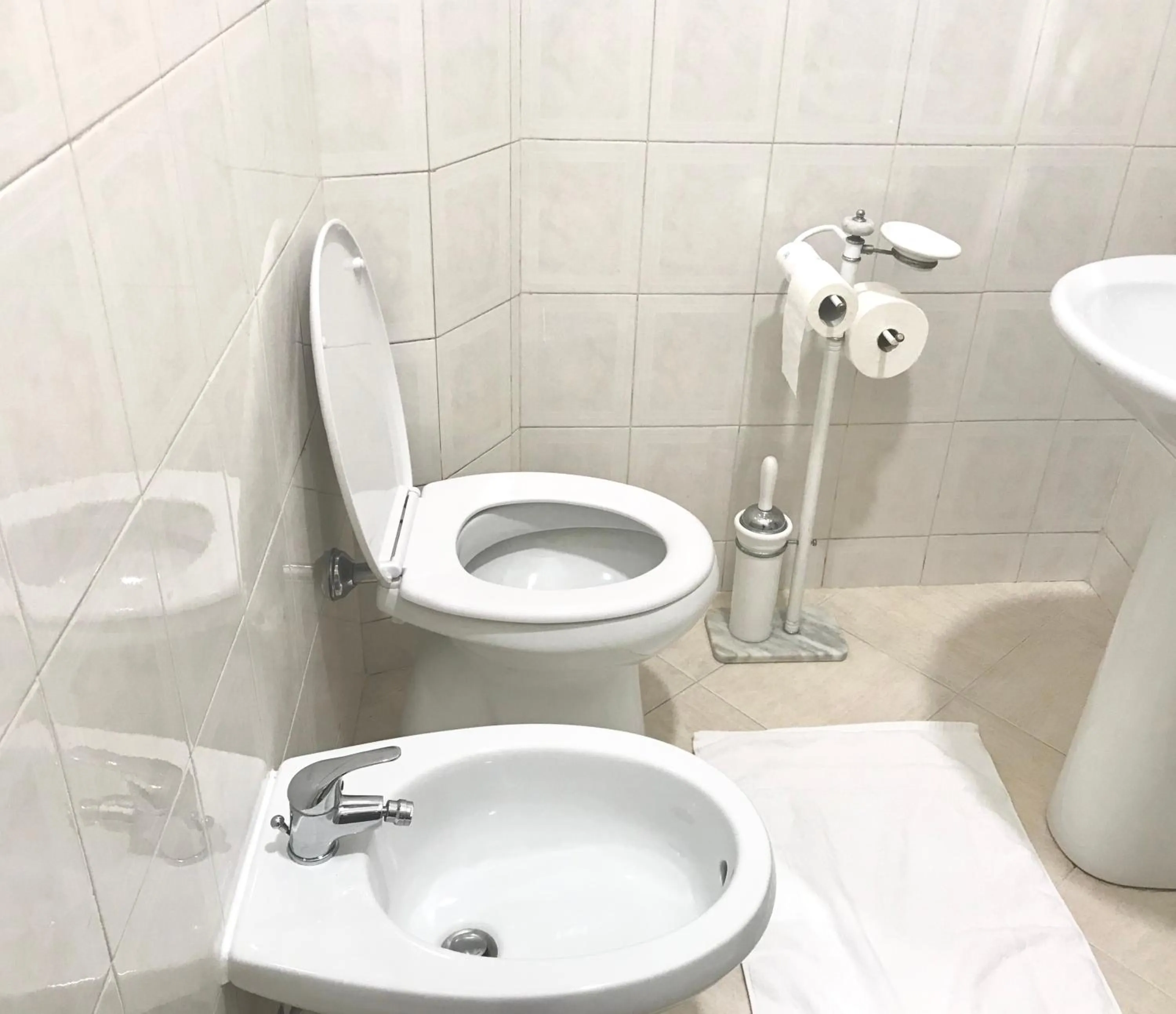 Toilet in COLOSSEUM LUXURY ROOM