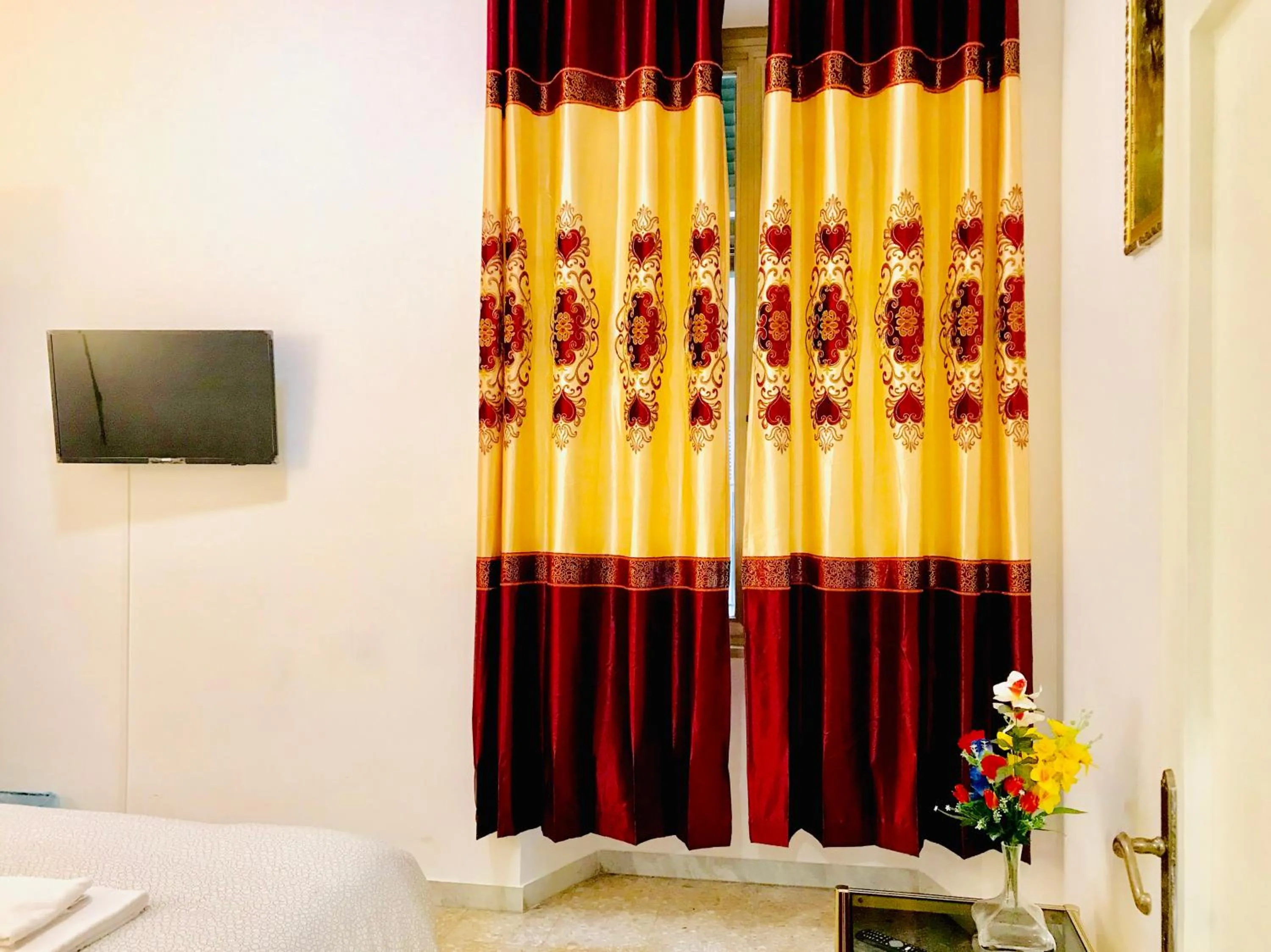 Communal lounge/ TV room, Bed in COLOSSEUM LUXURY ROOM