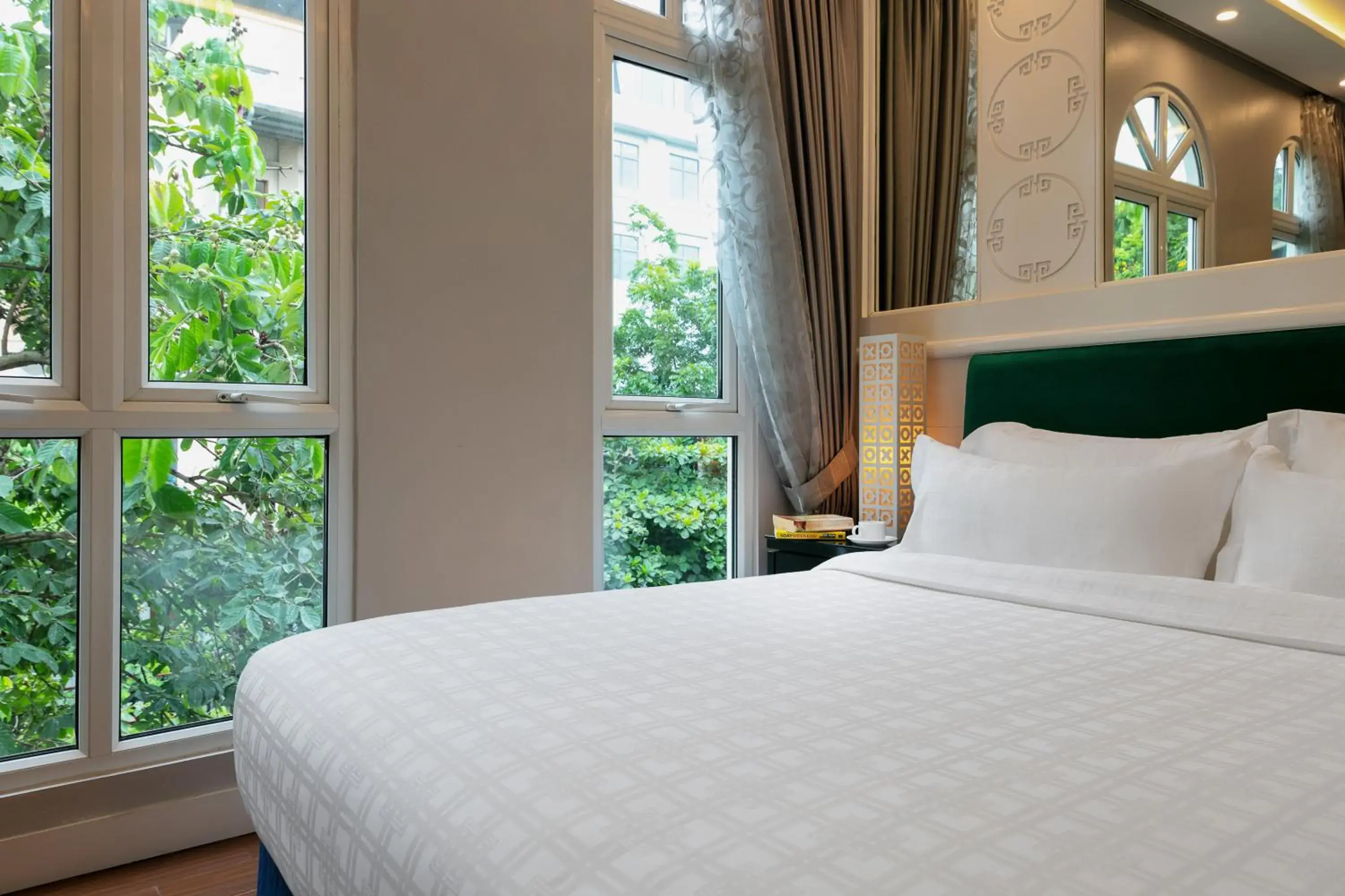 View (from property/room), Bed in Minerva Church Hotel View (from property/room), Bed in Minerva Church Hotel